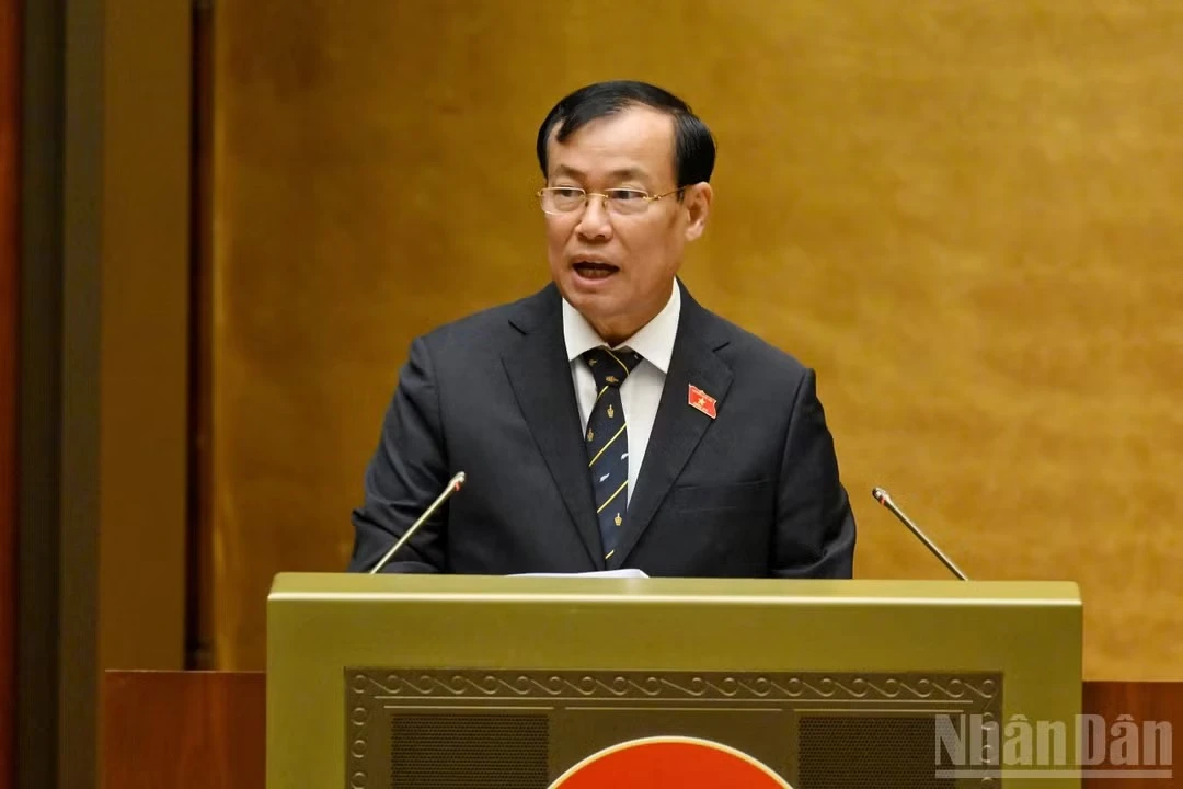 Thượng tướng Lê Tấn Tới, Chủ nhiệm Ủy ban Quốc phòng, An ninh và Đối ngoại của Quốc hội, trình bày Báo cáo thẩm tra dự án Luật.
