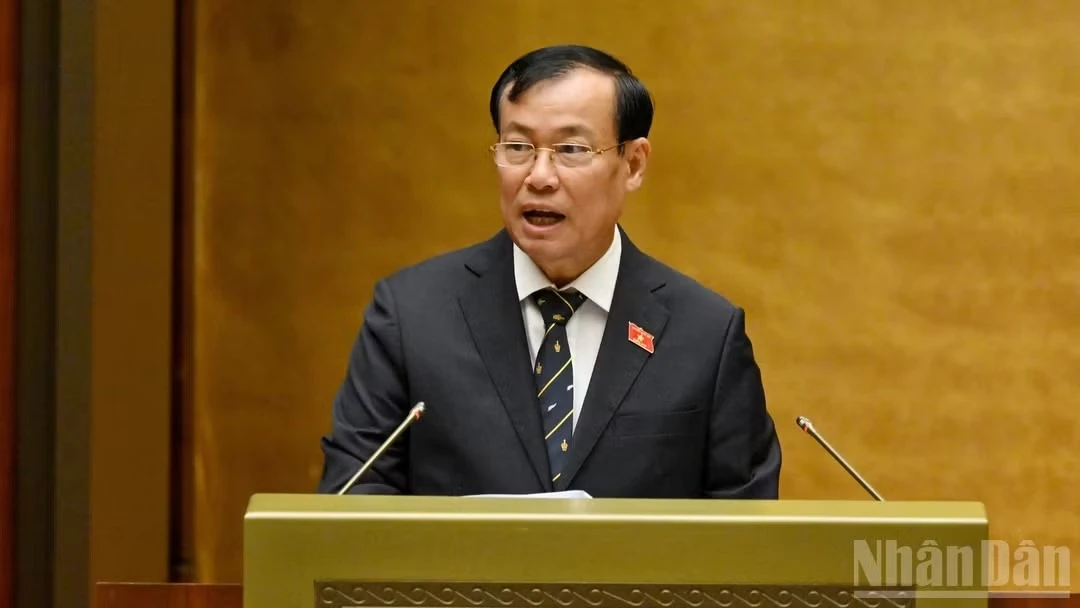 Chủ nhiệm Ủy ban Quốc phòng, An ninh và Đối ngoại của Quốc hội Lê Tấn Tới trình bày Báo cáo thẩm tra dự án Luật Định danh và xác thực điện tử. Ảnh: THỦY NGUYÊN