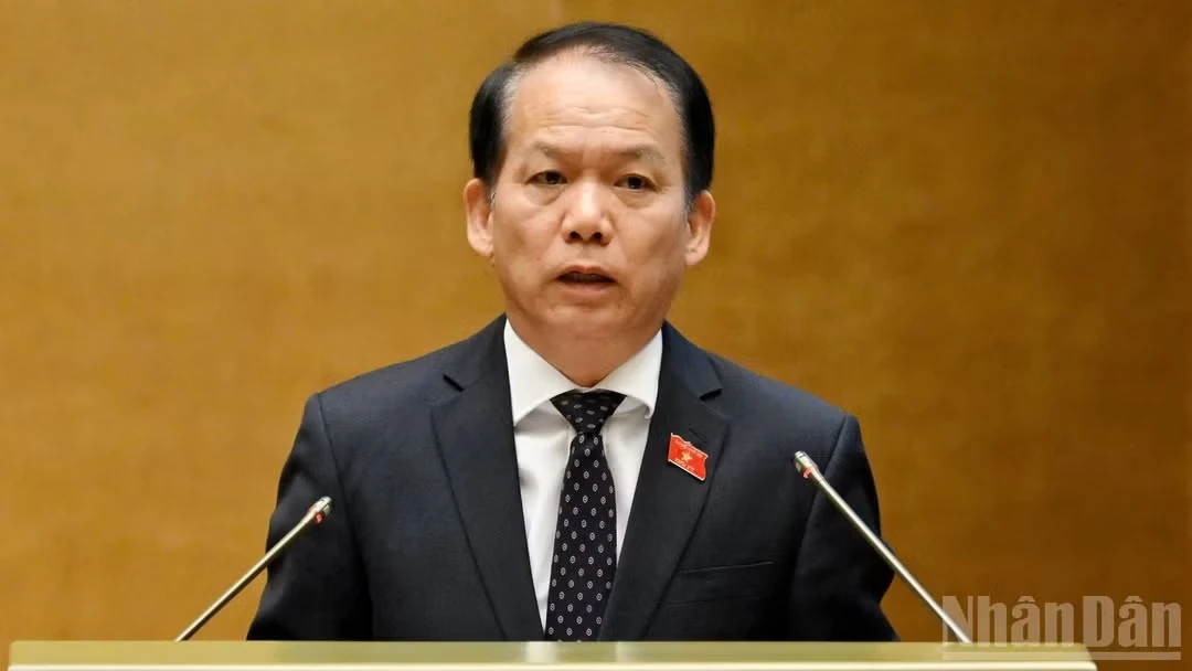 Thừa ủy quyền của Thủ tướng, Bộ trưởng Tư pháp Hoàng Thanh Tùng trình bày Tờ trình dự án Luật. Ảnh: THỦY NGUYÊN
