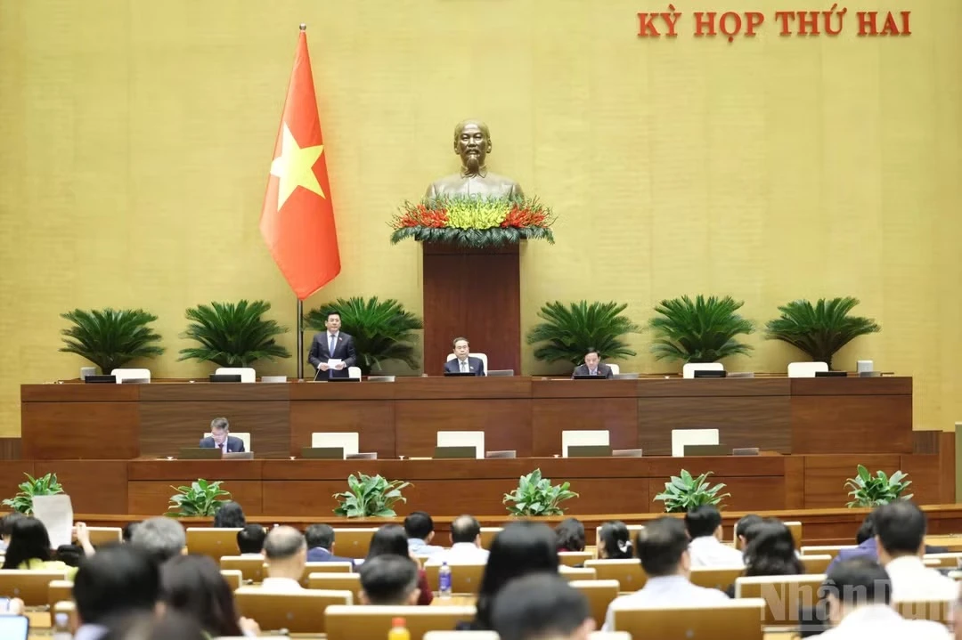 Phó Chủ tịch Quốc hội Nguyễn Hồng Diên điều hành phiên họp ở hội trường sáng 22/10. (Ảnh: DUY LINH)
