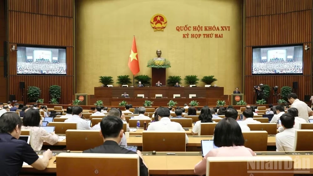 Quốc hội làm việc tại hội trường. Ảnh: DUY LINH