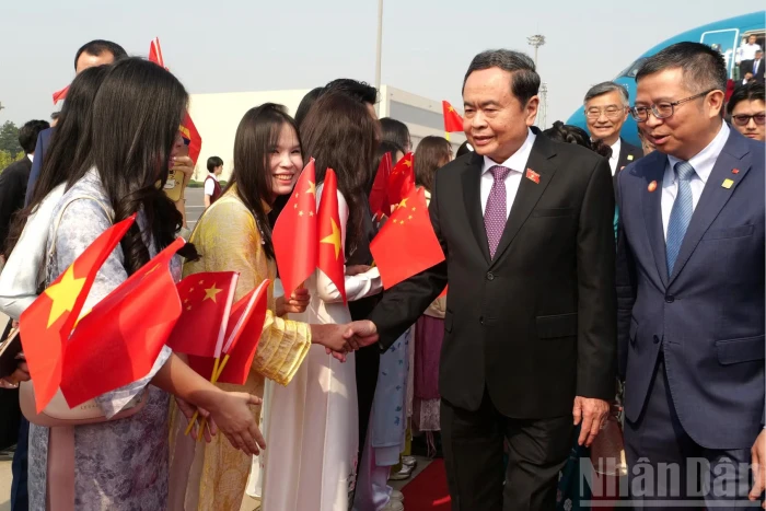 Chủ tịch Quốc hội Trần Thanh Mẫn đến thủ đô Bắc Kinh, bắt đầu thăm chính thức Trung Quốc