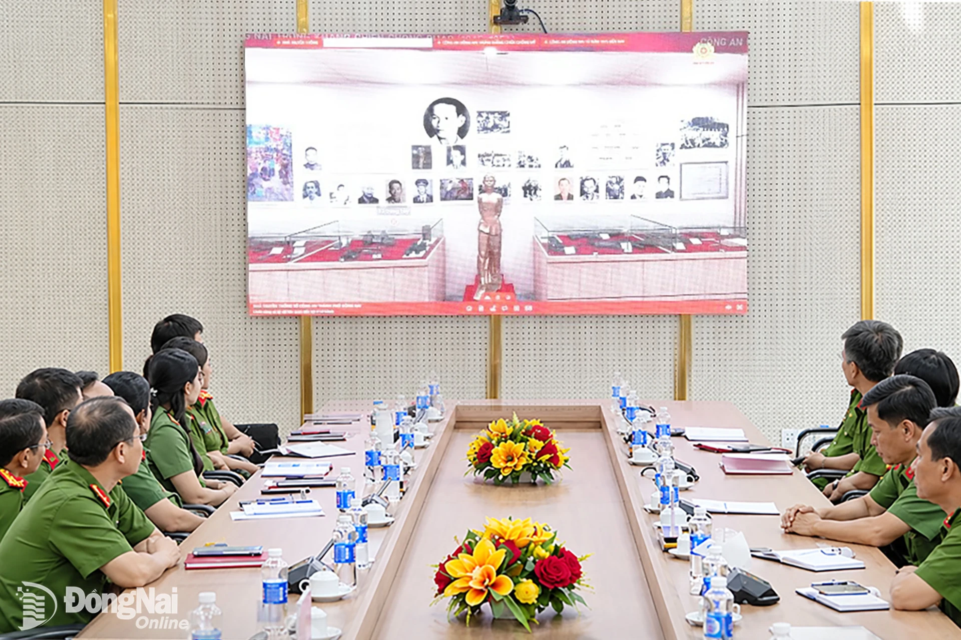Các đại biểu xem không gian Nhà truyền thống số của Công an Đồng Nai. Ảnh: Đ.A