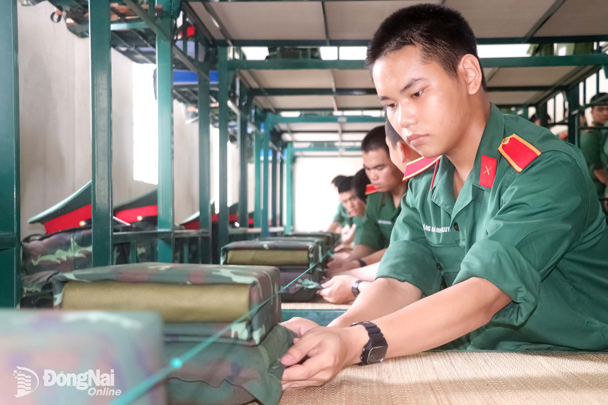 Học viên thực hiện căng dây nội vụ, sắp xếp giường ngủ phải tuyệt đối sạch sẽ, ngay ngắn. Ảnh: Hải Yến

