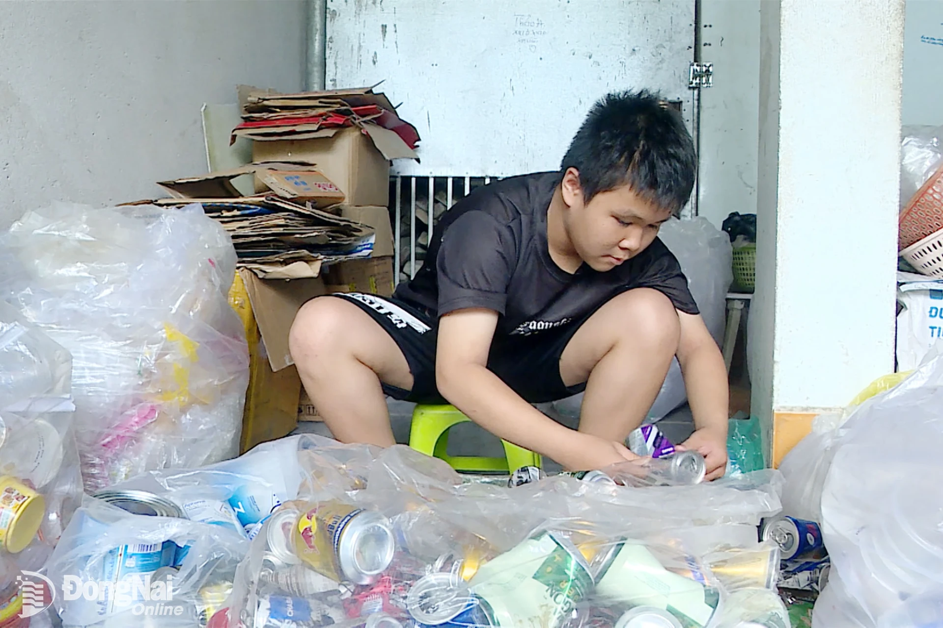 Những học sinh có hoàn cảnh khó khăn (phường Trảng Bom) vẫn miệt mài phụ giúp gia đình mưu sinh, nhưng không từ bỏ ước mơ đến trường. Ảnh: Thu Hiền