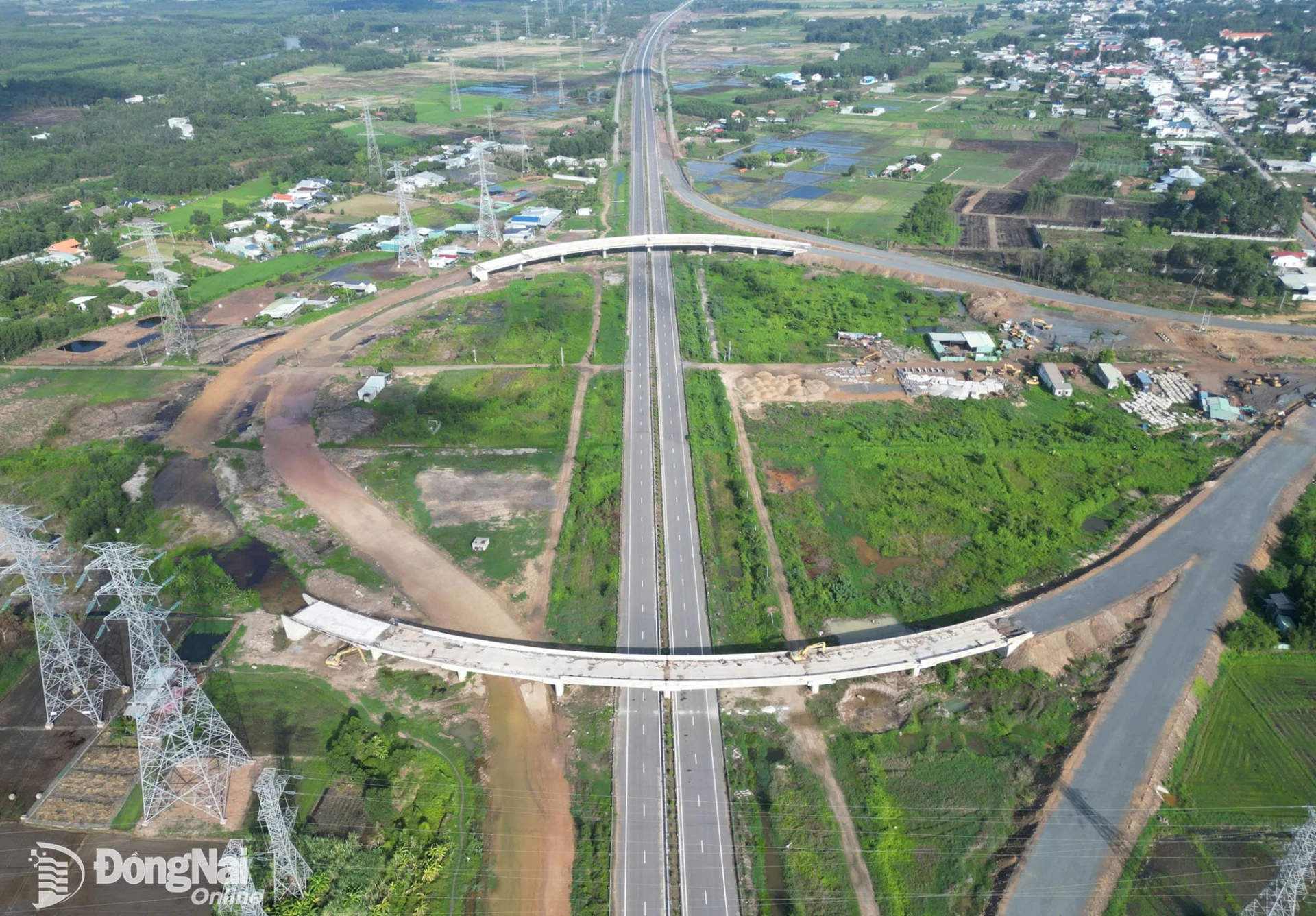 Nút giao cao tốc Bến Lức - Long Thành với Dự án Thành phần 3, đường vành đai 3 - Thành phố Hồ Chí Minh qua địa bàn thành phố Đồng Nai đang được đẩy nhanh tiến độ thi công hoàn thành. Ảnh tư liệu
