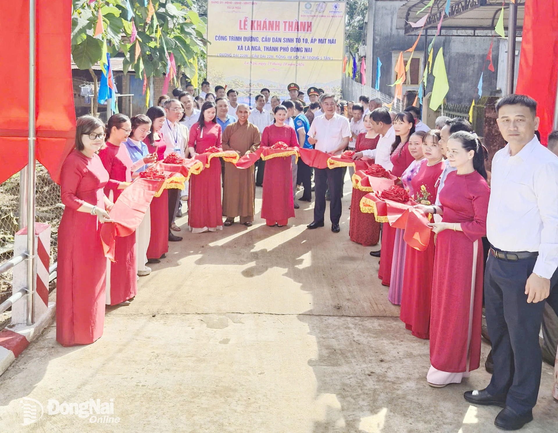 Ủy viên Ban Thường vụ Thành ủy, Trưởng ban Tuyên giáo Thành ủy Dương Minh Dũng cắt băng khánh thành đường, cầu dân sinh tổ 10, ấp Mít Nài, xã La Ngà. Ảnh: ĐVCC

