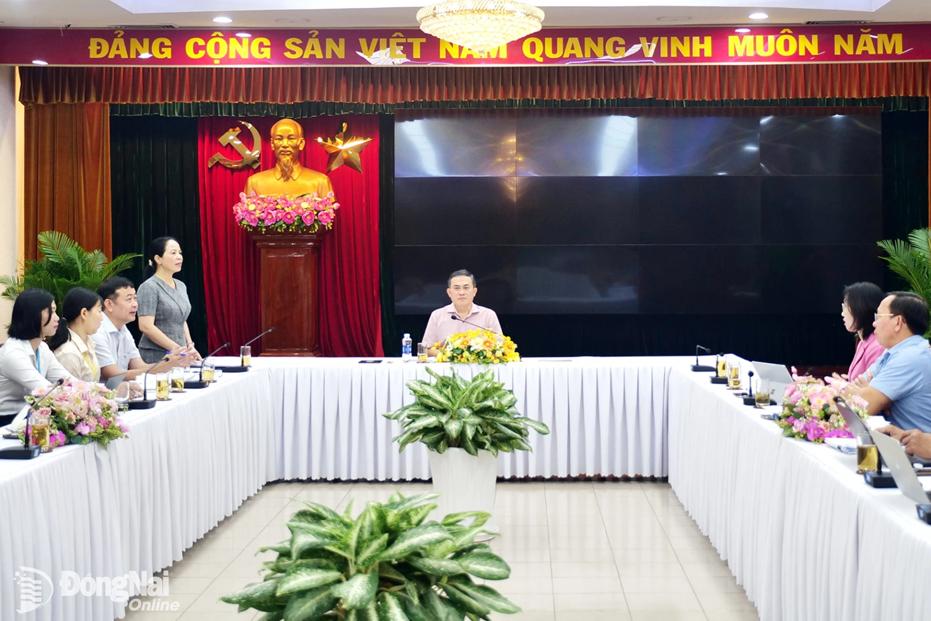 Ủy viên Ban Thường vụ Thành ủy, Phó Chủ tịch UBND thành phố Lê Trường Sơn chủ trì cuộc họp. Ảnh: Hạnh Dung
