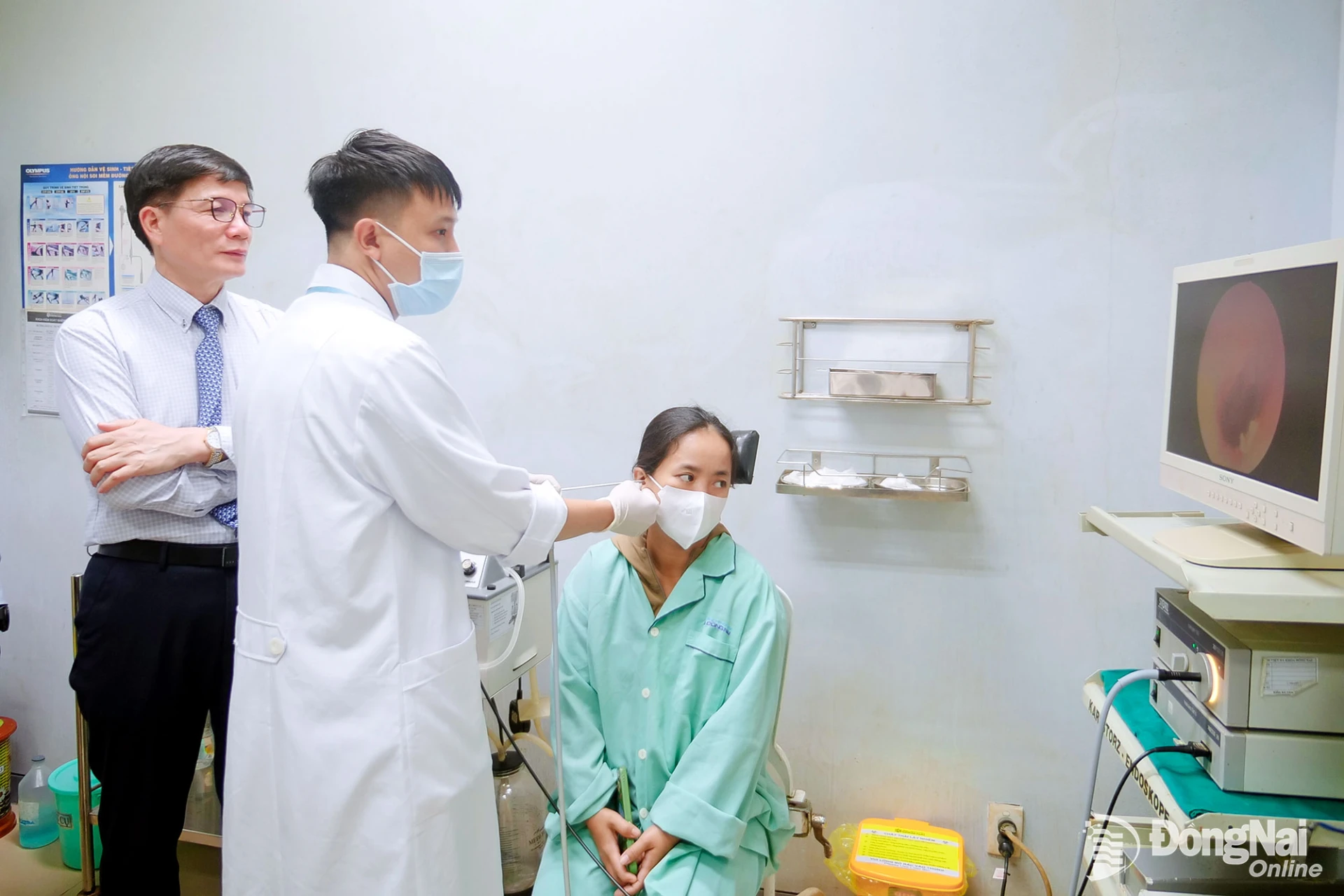 Bác sĩ thực hiện nội soi tai cho bệnh nhân tại Trung tâm Tai Mũi Họng, Bệnh viện Đa khoa Đồng Nai. Ảnh: Hạnh Dung