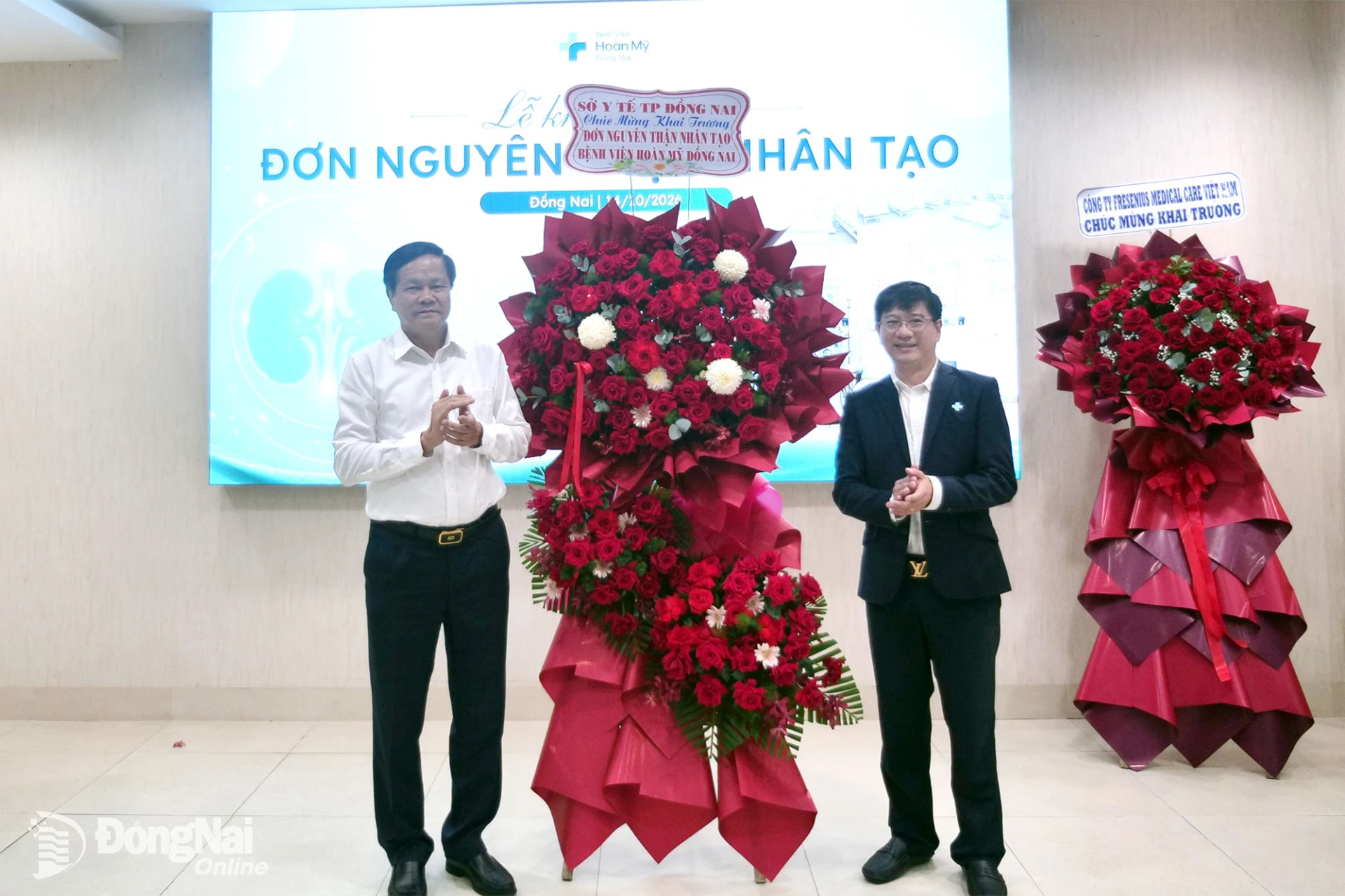 Lãnh đạo Sở Y tế tặng hoa chúc mừng Bệnh viện Hoàn Mỹ Đồng Nai. Ảnh: Hạnh Dung