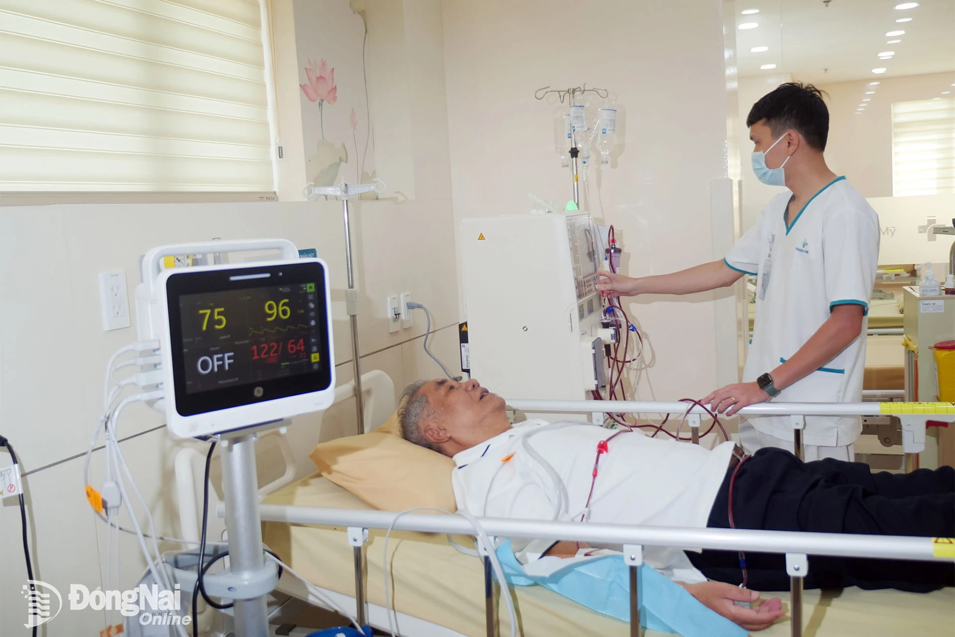 Bệnh nhân đầu tiên chạy thận tại Đơn nguyên thận nhân tạo, Bệnh viện Hoàn Mỹ Đồng Nai. Ảnh: Hạnh Dung