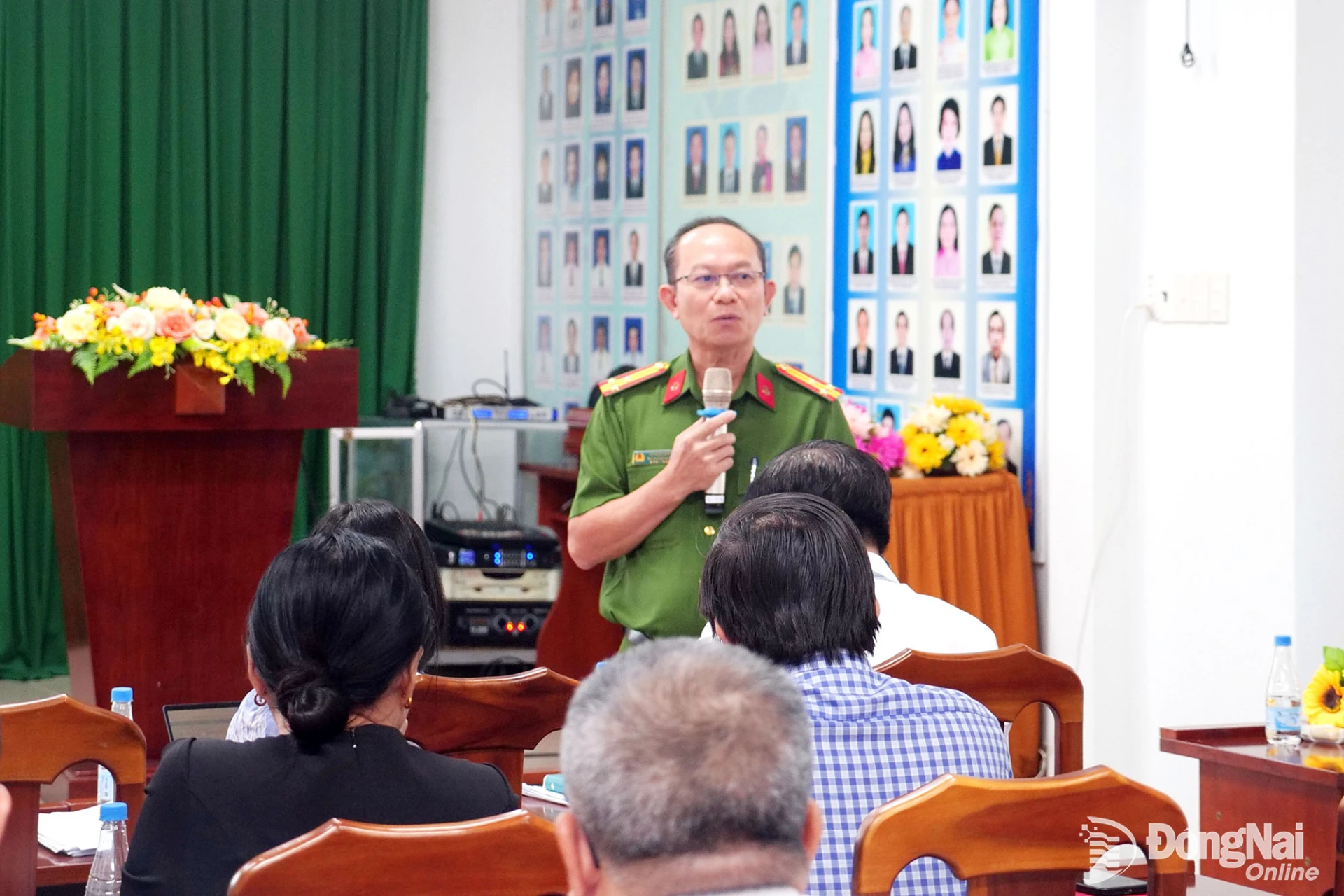 A representative of Dong Nai City Police answers questions from healthcare facilities about integrating data from public health checkups. Photo: Hanh Dung

