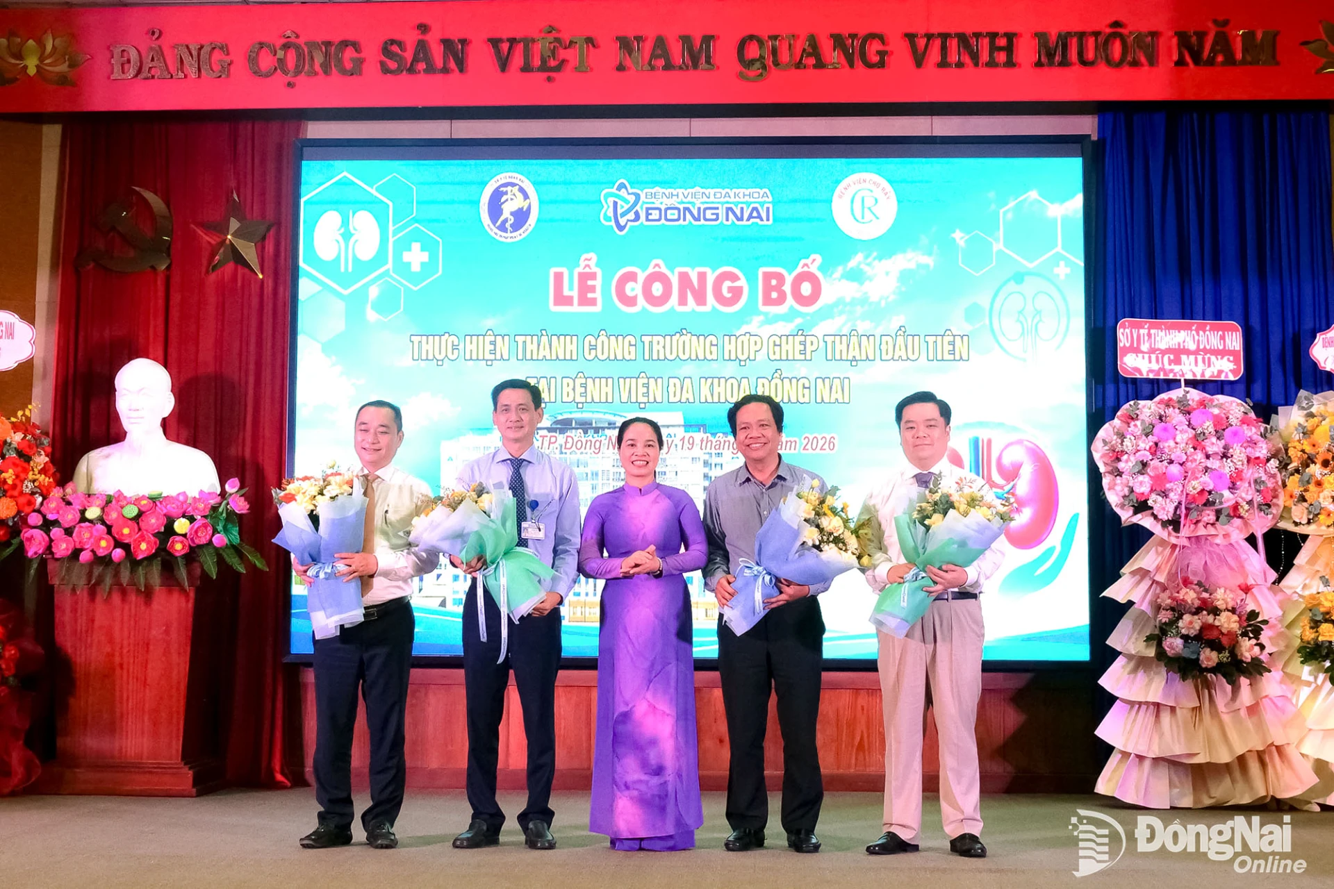Giám đốc Sở Y tế Đỗ Thị Nguyên tặng giấy khen của Sở Y tế cho các tập thể đạt thành tích xuất sắc trong thực hiện ca ghép thận; đồng thời tri ân các chuyên gia Bệnh viện Chợ Rẫy, các bác sĩ Bệnh viện Đa khoa Đồng Nai và các mạnh thường quân. Ảnh: Hạnh Dung