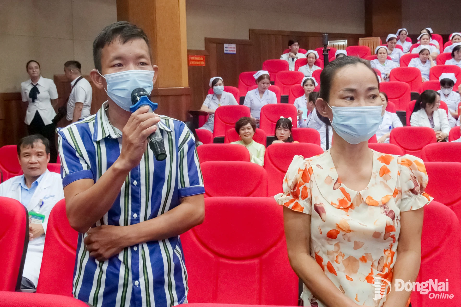 T.H. and her husband, L.P.T., share their experience at the ceremony. Photo: Hanh Dung

