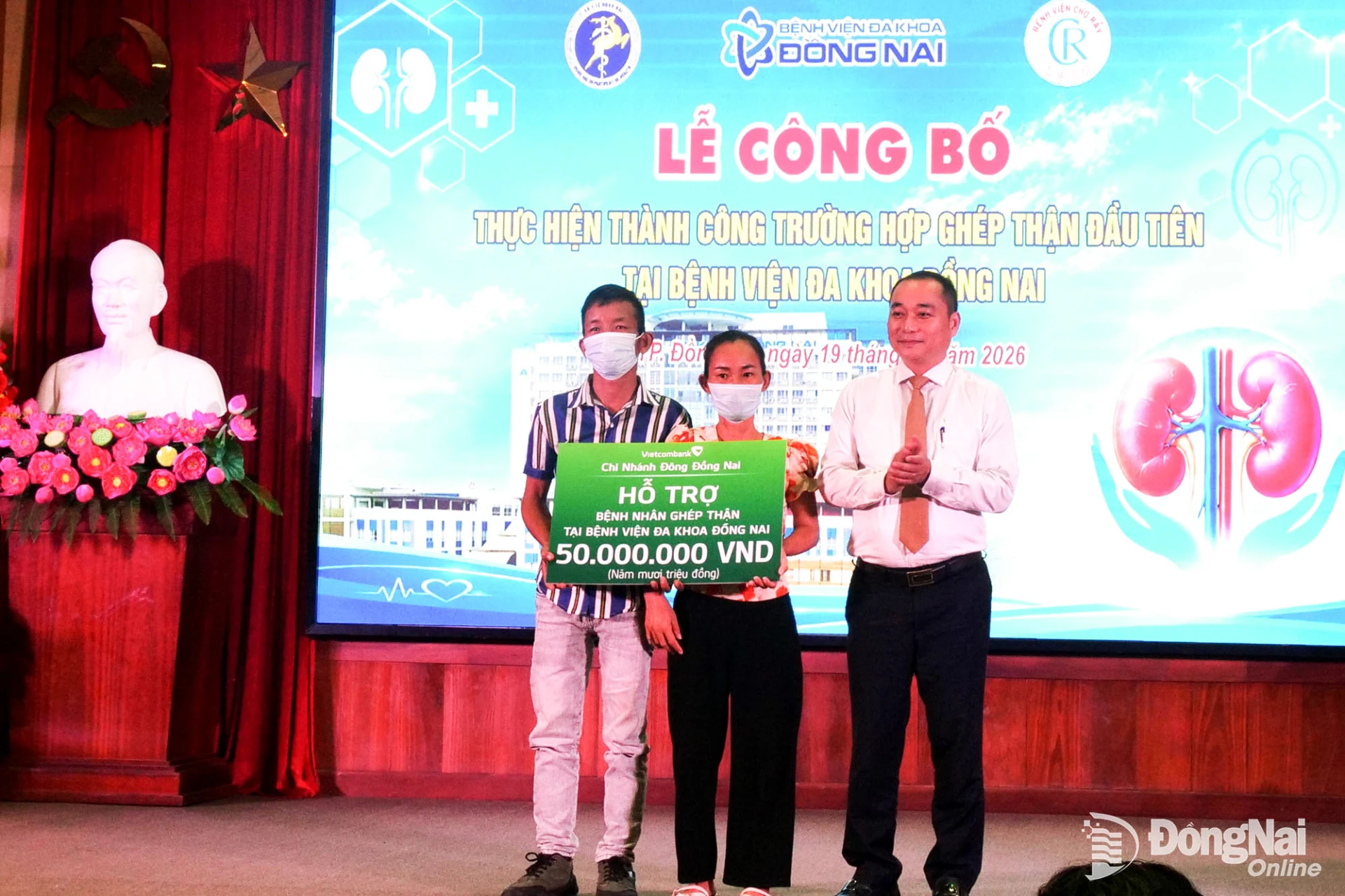 Representatives of Vietcombank’s East Dong Nai Branch present a symbolic donation of VND50 million to T.H.’s family. Photo: Hanh Dung


