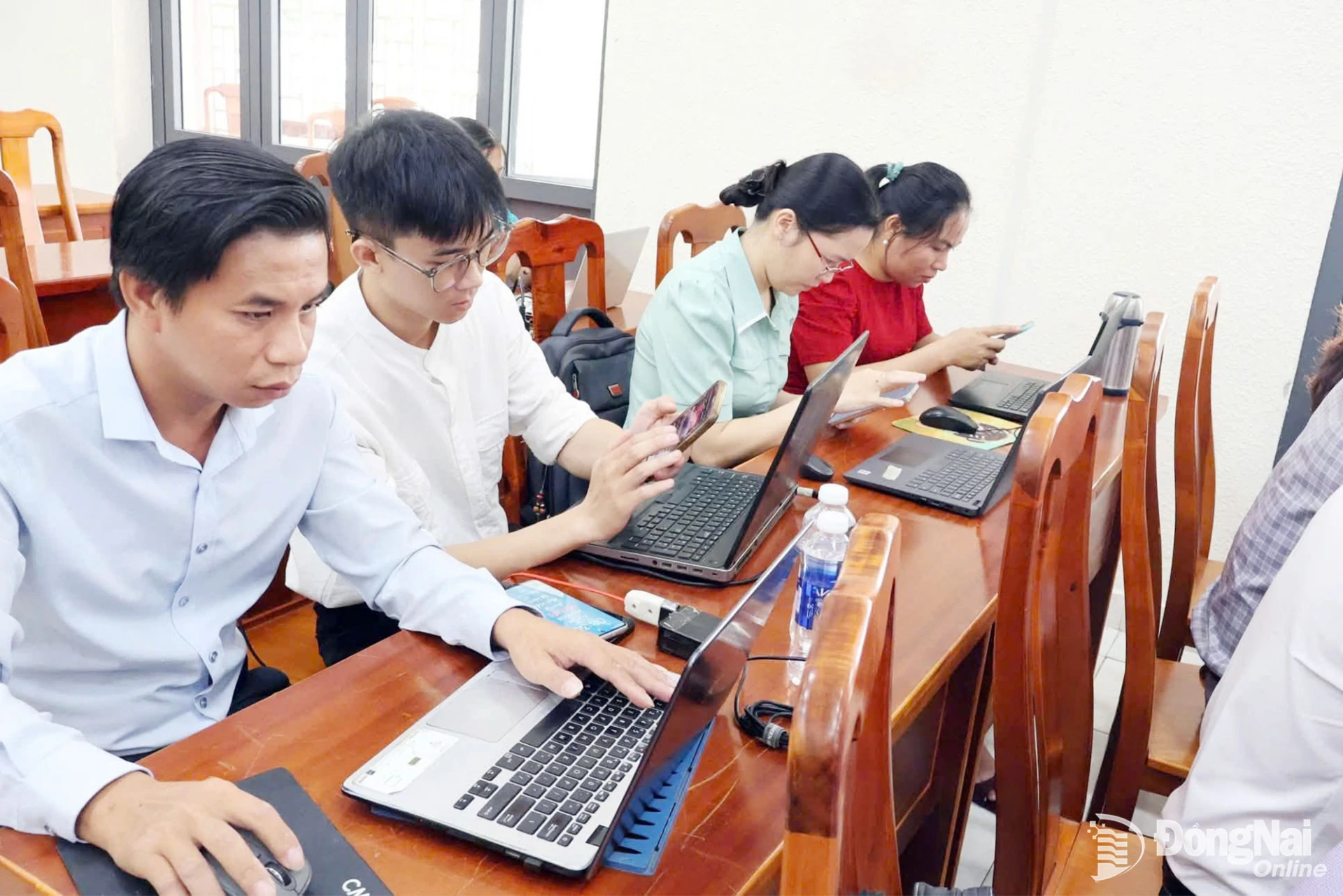 Cán bộ, đảng viên phường Tân Triều tham gia diễn tập, lan tỏa thông tin chính thống, thông tin tích cực trên không gian mạng. Ảnh: ĐVCC