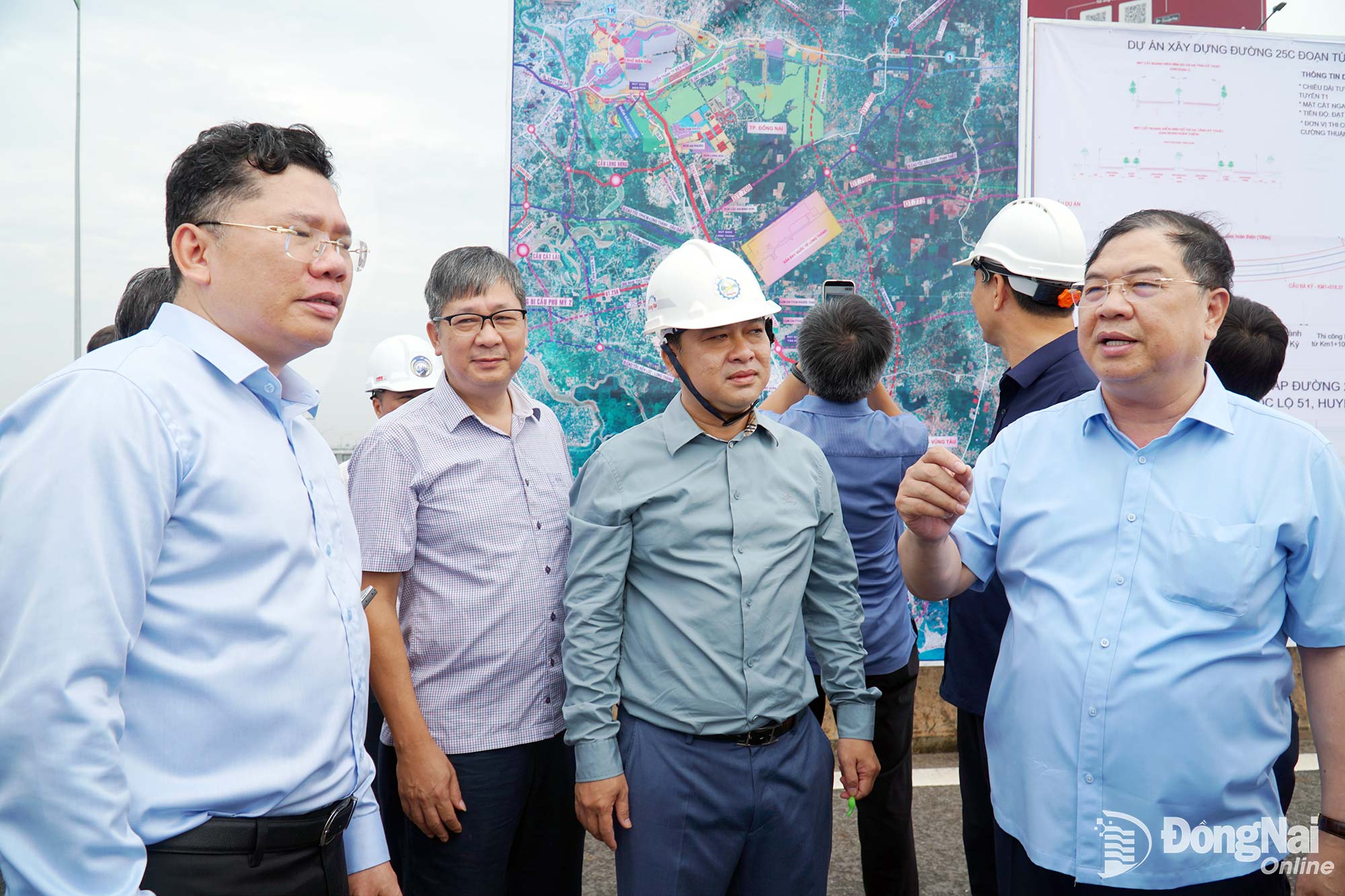 Đoàn công tác của Phó Thủ tướng Thường trực Chính phủ Phạm Gia Túc (bìa phải) kiểm tra dự án Sân bay Long Thành, ngày 4-10-2026. Ảnh: Lê Lâm