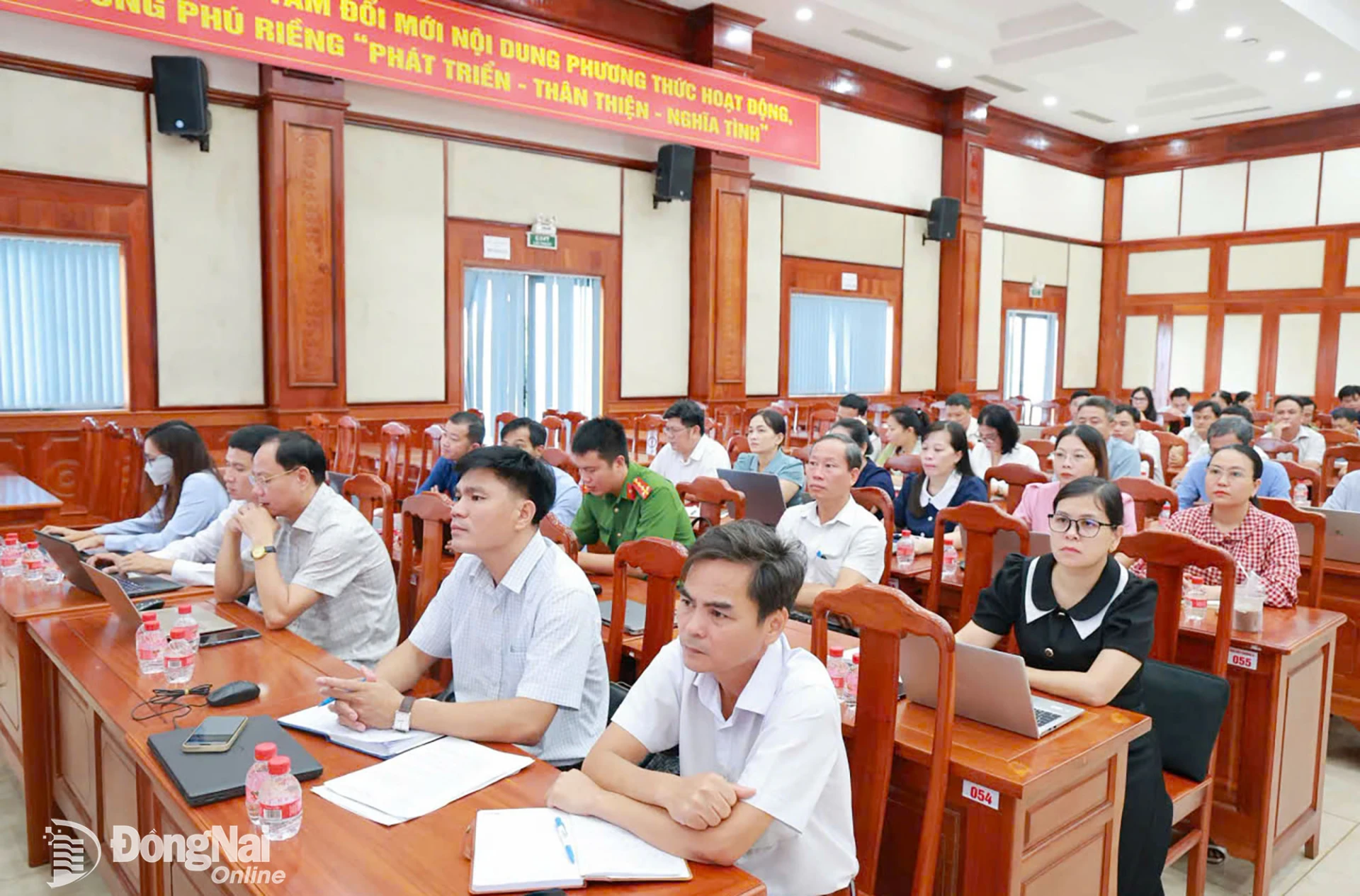 Các đại biểu tại điểm cầu xã Phú Riềng tham gia Hội nghị toàn quốc nghiên cứu, quán triệt và triển khai thực hiện một số nghị quyết, chỉ thị của Bộ Chính trị, ngày 3-9. Ảnh tư liệu

