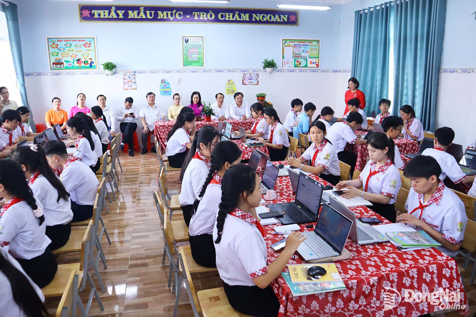 Ủy viên Ban Thường vụ Thành ủy, Bí thư Đảng ủy, Chủ tịch HĐND phường Bình Phước Giang Thị Phương Hạnh cùng các đại biểu tham dự tiết học số của học sinh Trường THCS Tân Xuân. Ảnh: Trâm Tín


