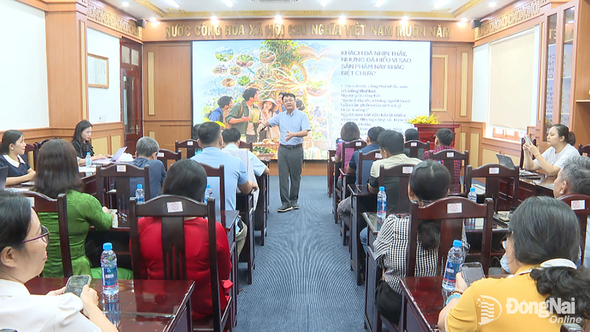 Báo cáo viên Sở Khoa học và Công nghệ thành phố Đồng Nai truyền đạt các chuyên đề tại khóa đào tạo. Ảnh: Đỗ Trình