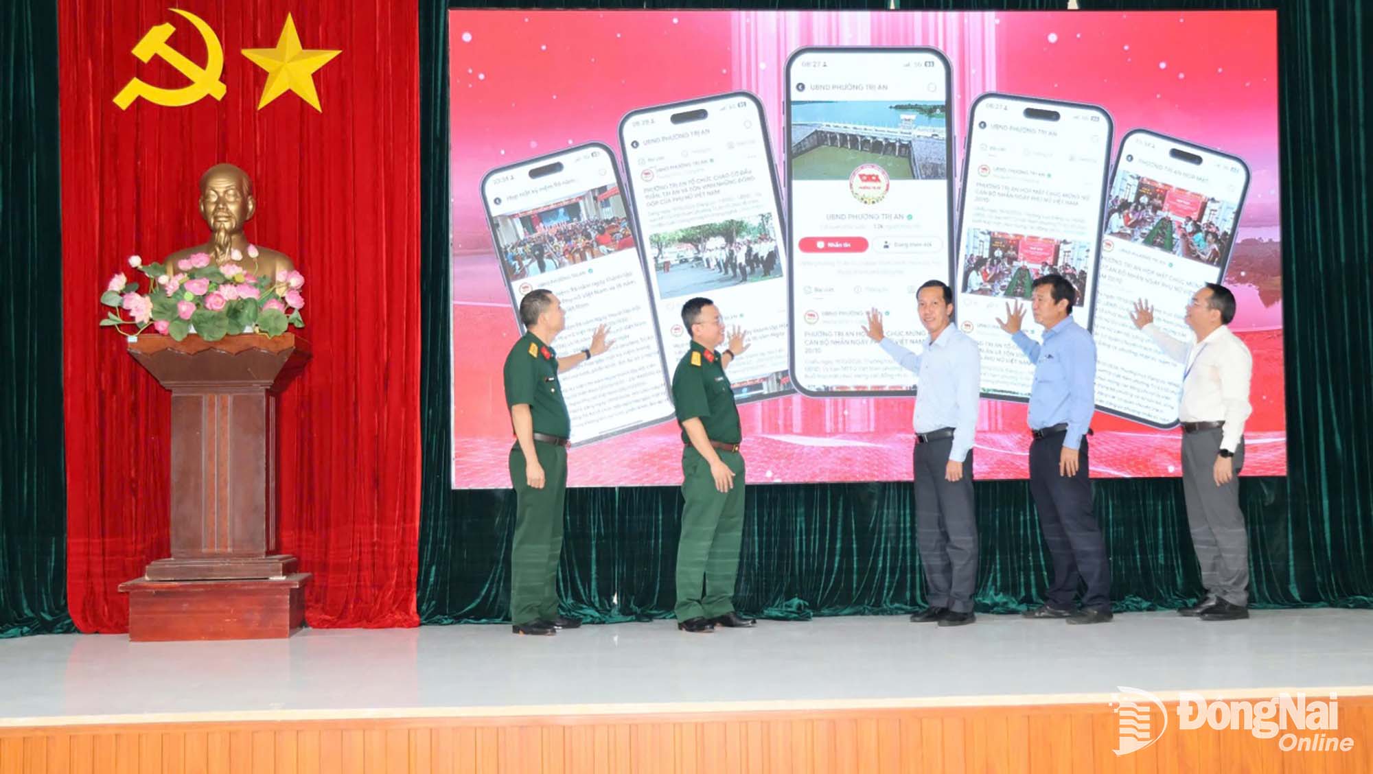 Các đại biểu bấm nút ra mắt mô hình “Tami OA - Chính quyền số phường Trị An”. Ảnh: Quang Huy