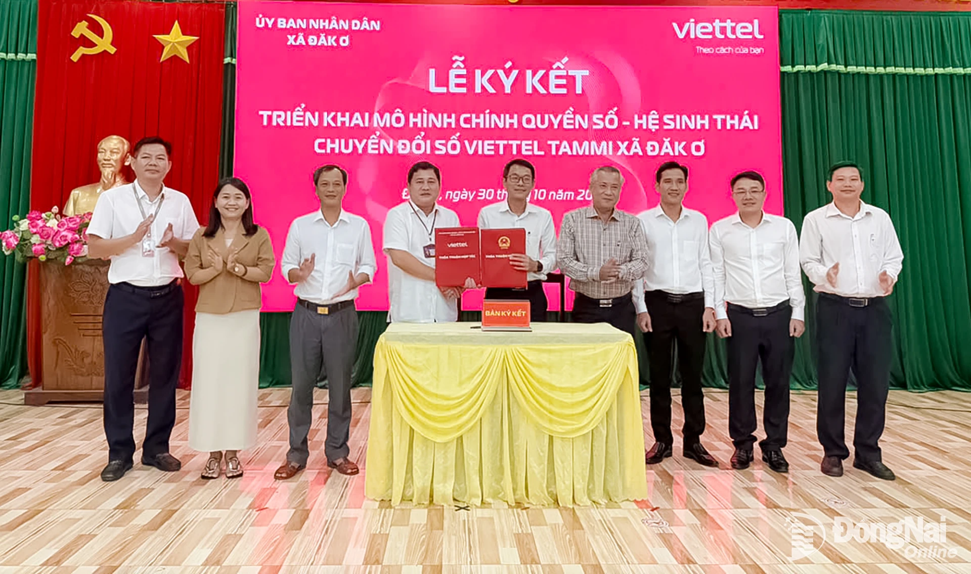 Lãnh đạo UBND xã Đăk Ơ và Viettel Đồng Nai ký kết thỏa thuận hợp tác về chuyển đổi số.