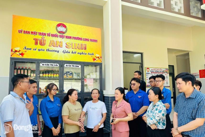 Đoàn công tác Ban Tuyên giáo Thành ủy Đồng Nai khảo sát,

 trao đổi với các thành viên trong thực hiện mô hình “Mặt trận đồng hành

- an sinh bền vững” của Long Thành. Ảnh: Đào Nga