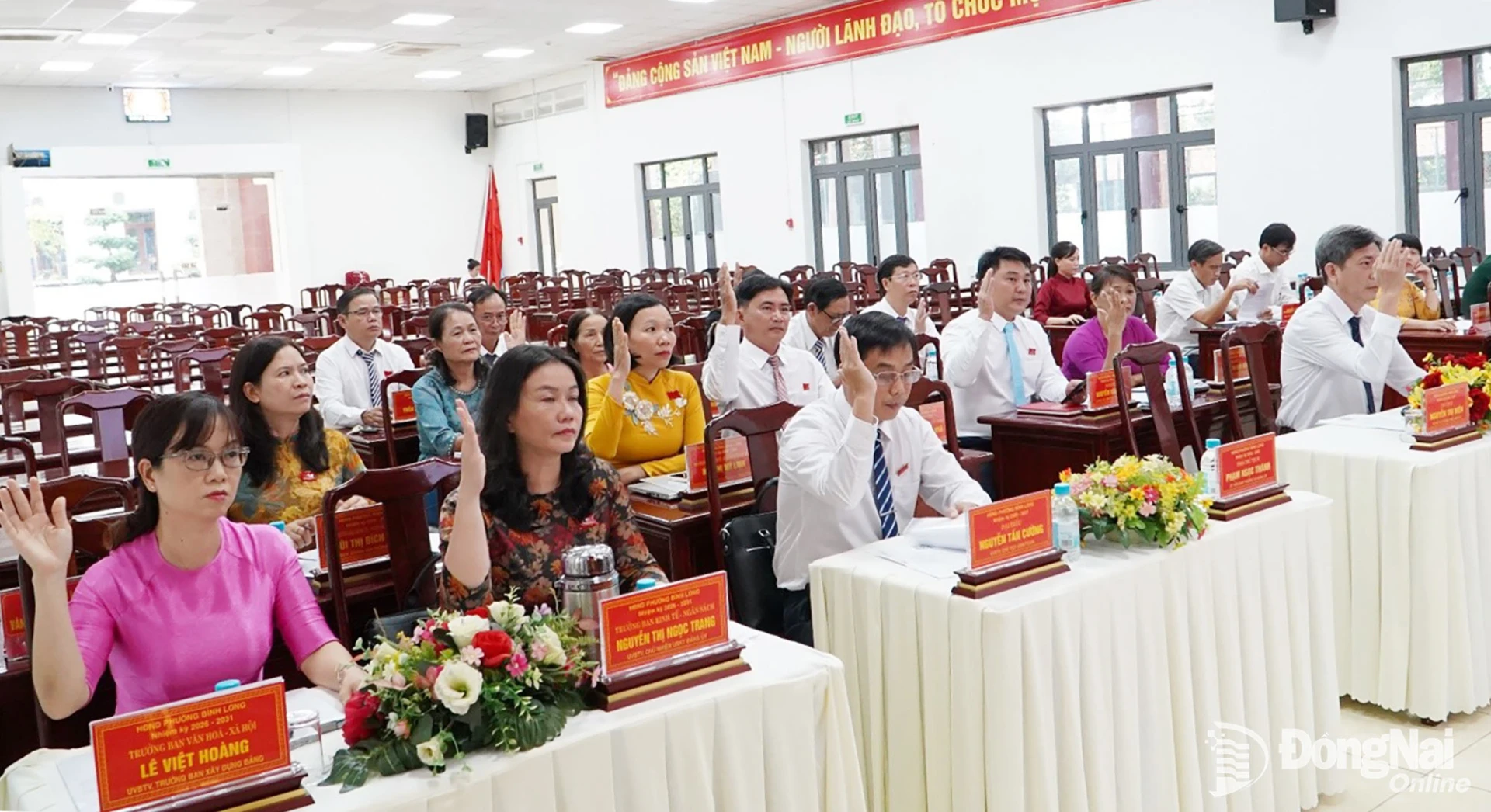Các đại biểu HĐND phường biểu quyết thông qua nghị quyết kỳ họp.