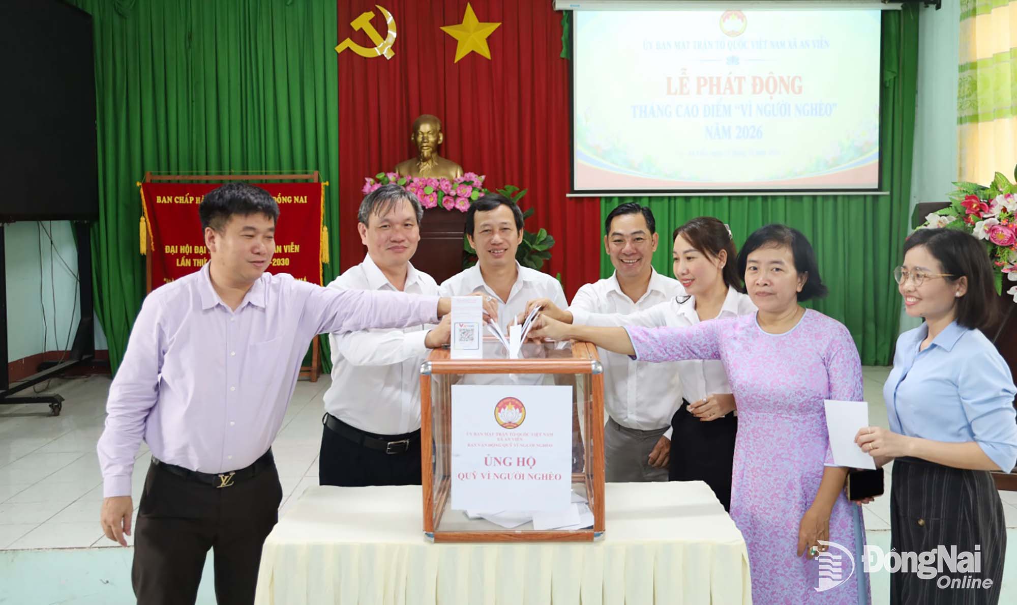 Lãnh đạo, cán bộ, công chức, viên chức xã An Viễn tham gia hưởng ứng lễ phát động. Ảnh: Thu Bồn