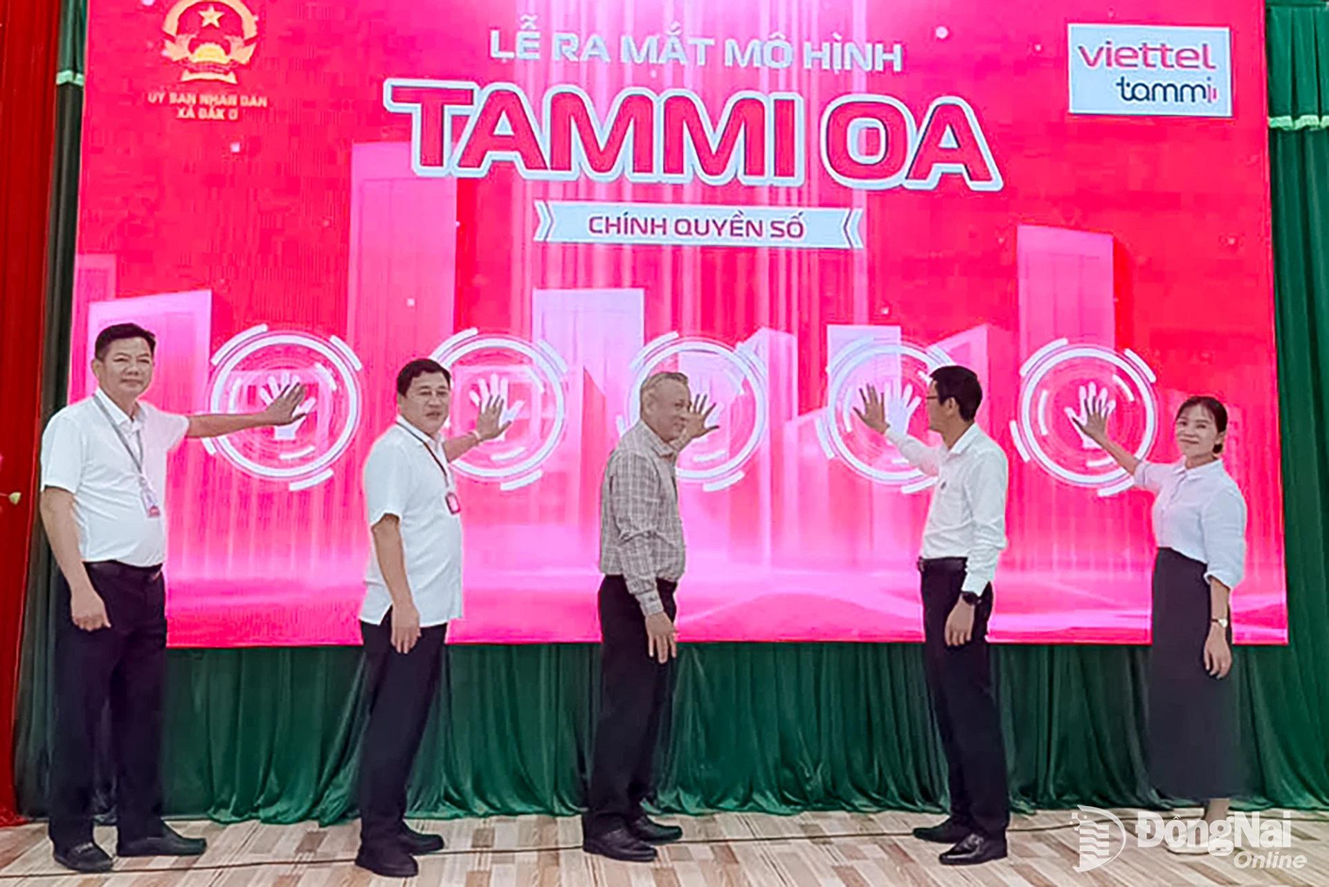 Các đại biểu thực hiện nghi thức nhấn nút ra mắt nền tảng Tammi OA xã Đăk Ơ.