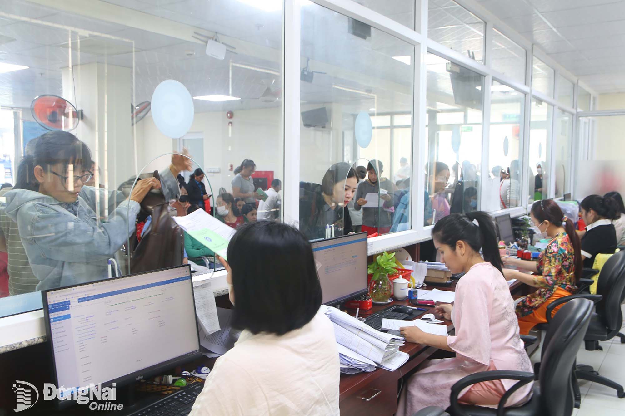 Người dân giải quyết thủ tục hành chính liên quan đến BHXH tại BHXH Đồng Nai. Ảnh: Hạnh Dung

