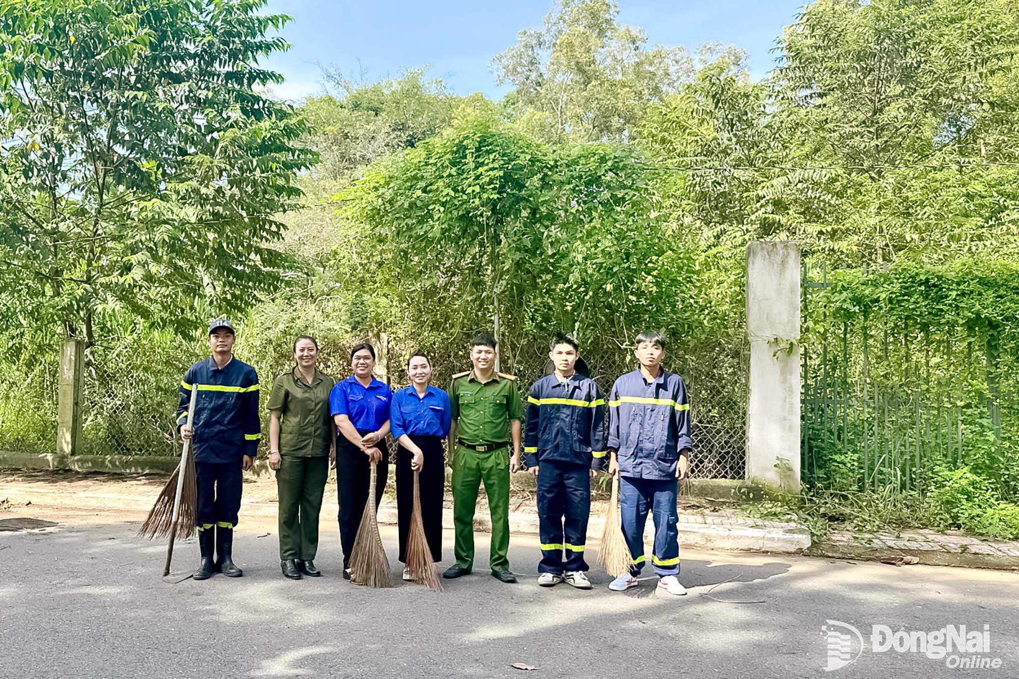 CBCS và Đoàn Thanh niên xã Xuân Đường tham gia công tác dân vận.