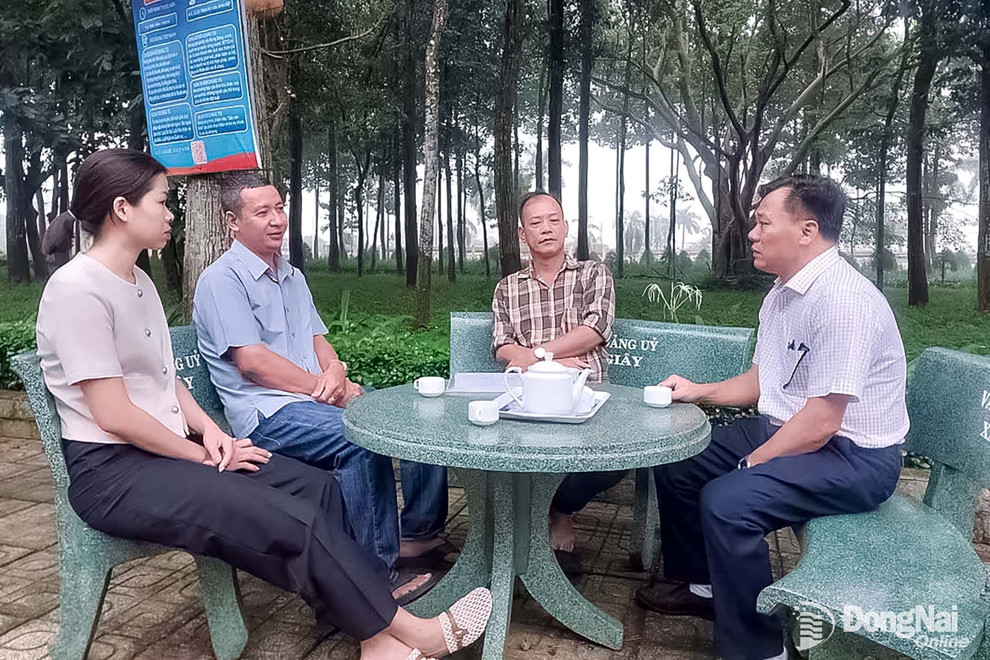 Phó Bí thư Thường trực Đảng ủy phường Dầu Giây Phạm Đình Ban (bên phải) trong một buổi tiếp công dân tại chương trình. Ảnh: Nhật Quang