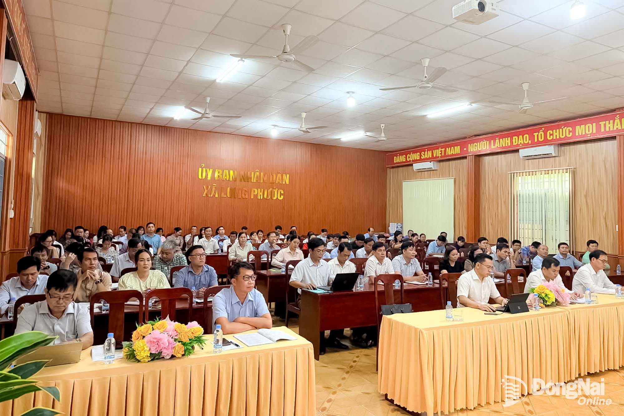 Cán bộ, đảng viên xã Long Phước tham dự hội nghị. Ảnh: Lê Sơn

