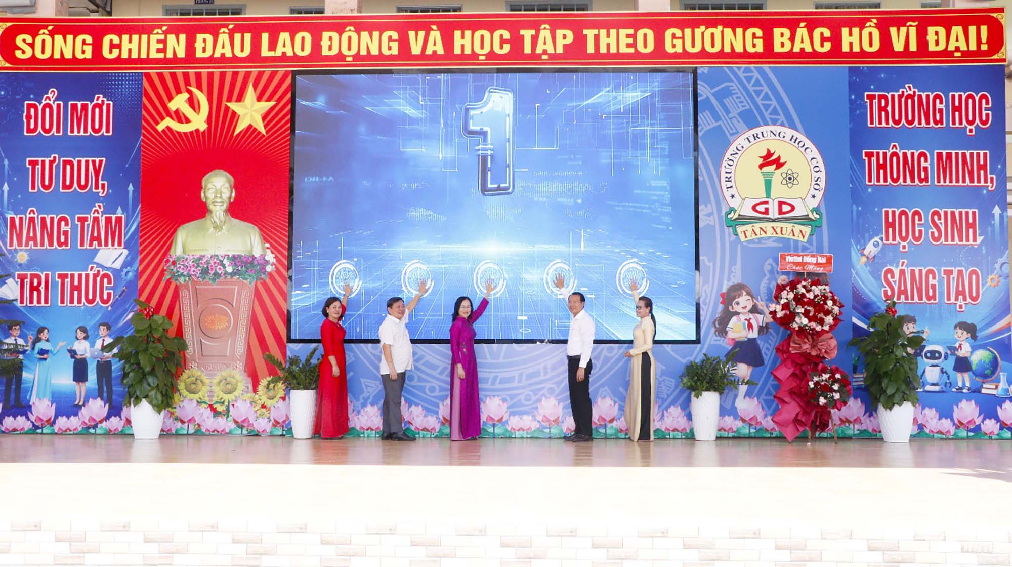 Lãnh đạo phường Bình Phước nhấn nút vận hành thí điểm mô hình “Trường học số” tại buổi lễ. Ảnh: Trâm Tín

