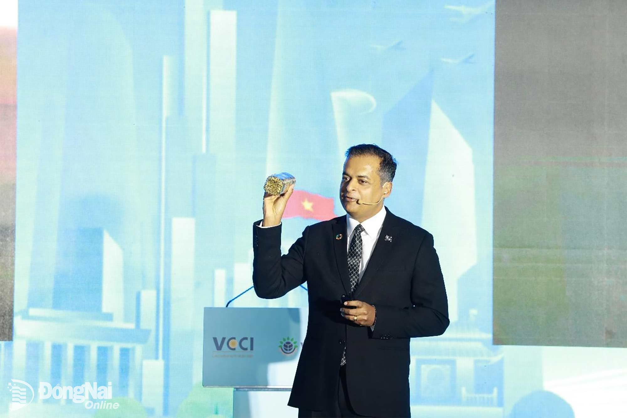 Ông Binu Jacob, Tổng Giám đốc Nestlé Việt Nam, Đồng Chủ tịch VBCSD trình bày tham luận tại diễn đàn.
