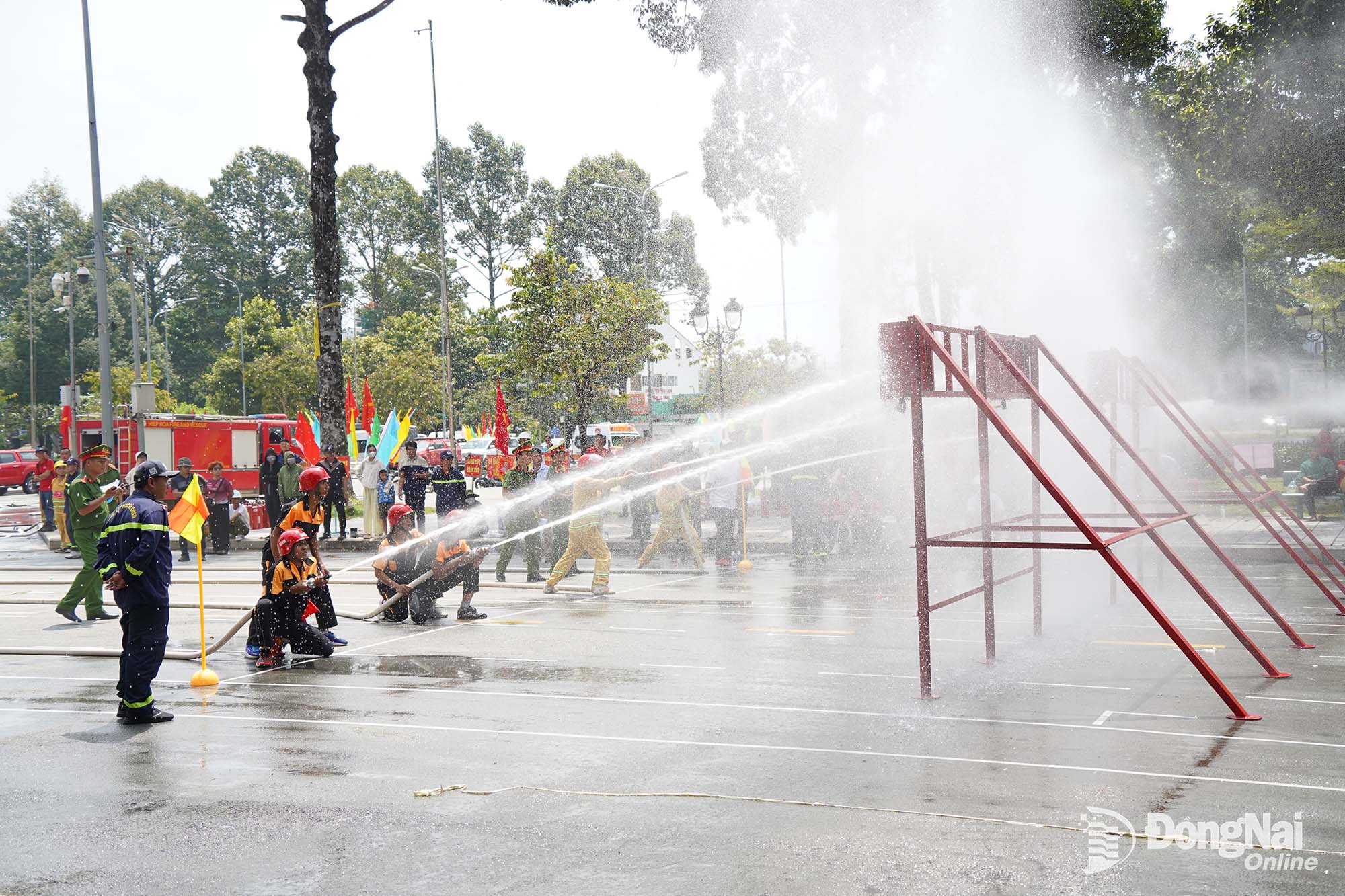 Các đội tham gia tranh tài phần thi đội hình máy bơm chữa cháy 2 lăng B phun tiêu điểm. Ảnh: Lê Duy