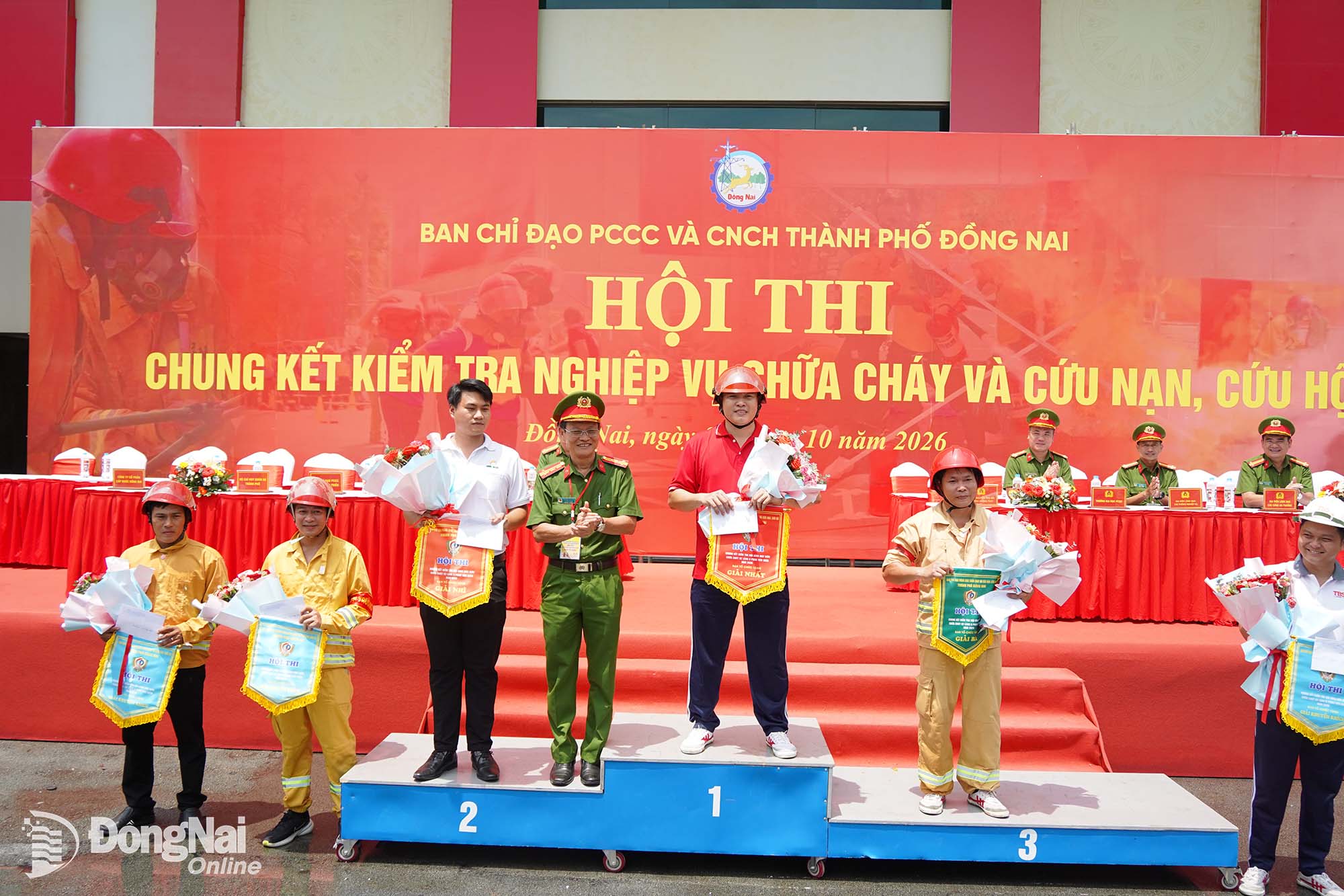Ban tổ chức trao giải cho các đội đạt thành tích xuất sắc cả 2 phần thi. Ảnh: Lê Duy