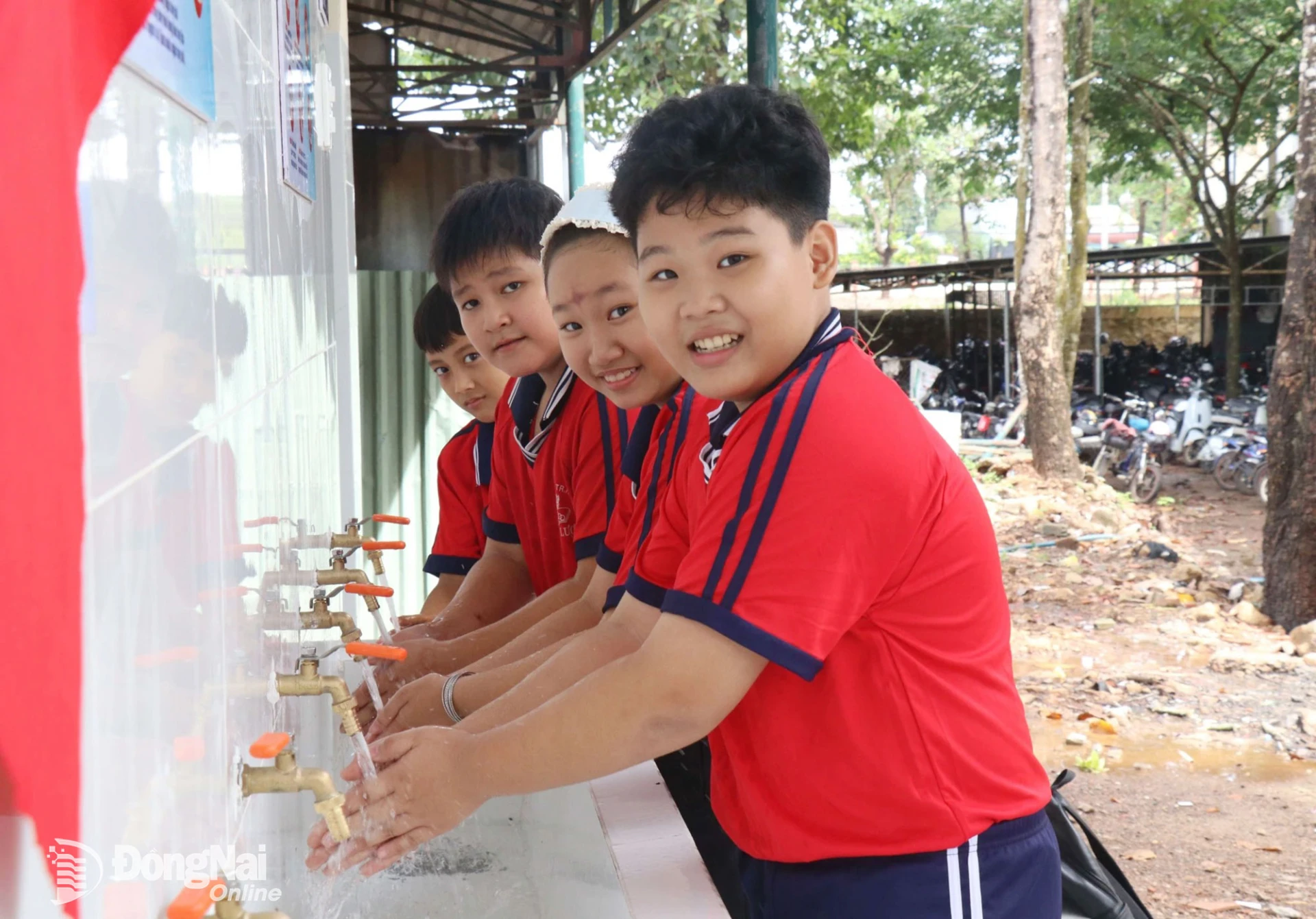 Các em học sinh Trường TH-THCS Thanh Lương rửa tay tại nhà vệ sinh mới của trường. Ảnh: Ngọc Huyền
