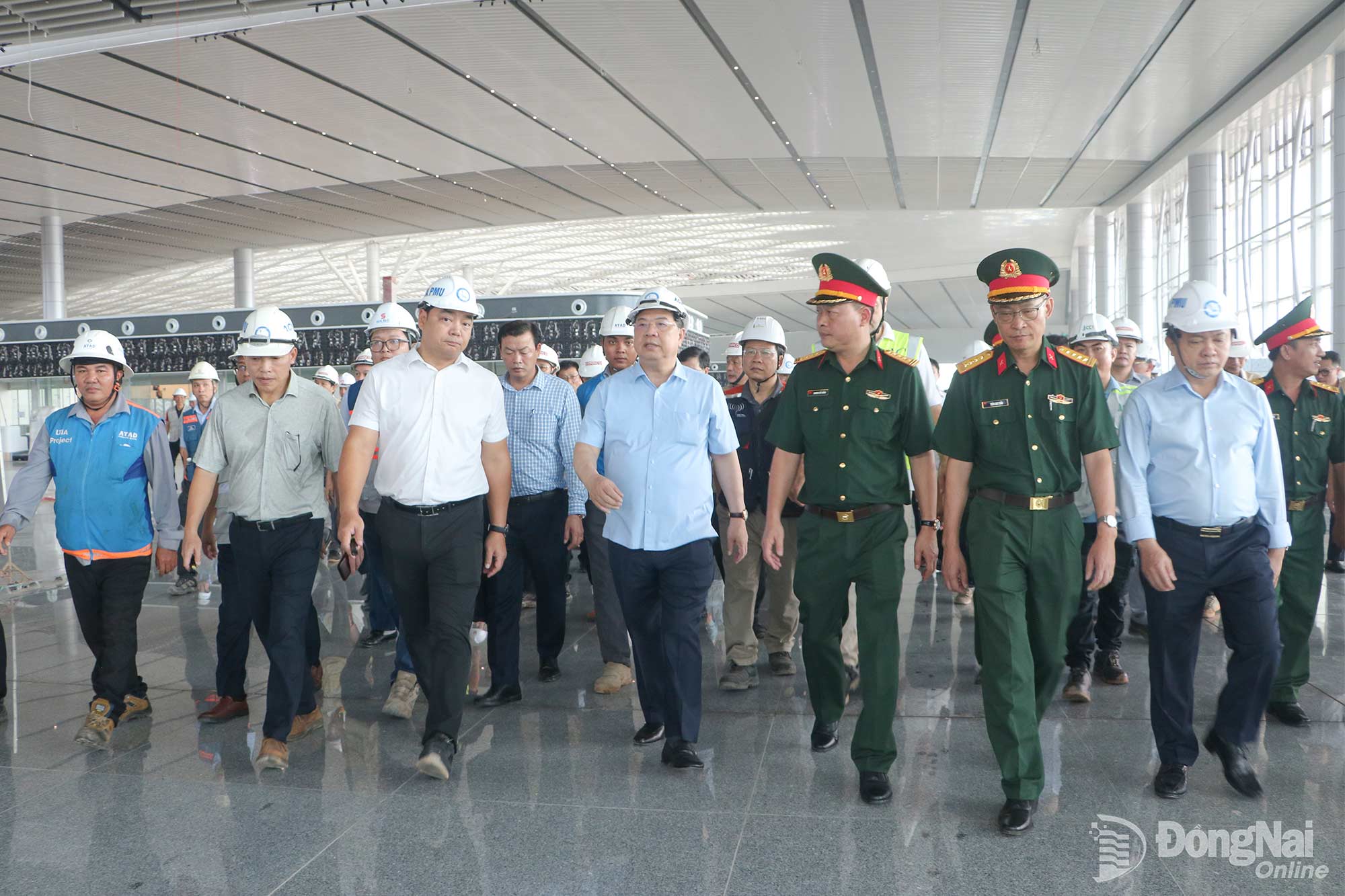 Ủy viên Bộ Chính trị, Phó Thủ tướng Thường trực Chính phủ Phạm Gia Túc kiểm tra công trình nhà ga hành khách Sân bay Long Thành. Ảnh: Phạm Tùng
