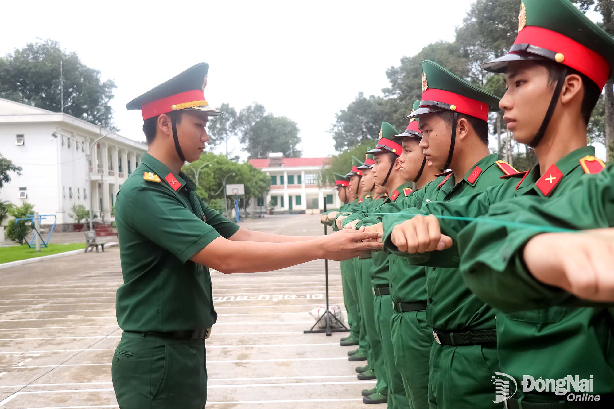Cán bộ Tiểu đoàn 9 hướng dẫn học viên thực hiện điều lệnh đội ngũ. Ảnh: Hải Yến

