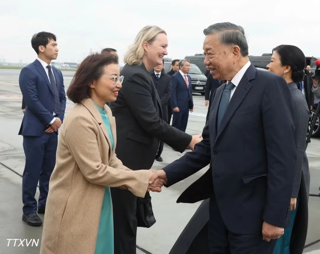 Đại sứ Việt Nam tại Đan Mạch Nguyễn Lê Thanh cùng các quan chức Đan Mạch và cán bộ, nhân viên Đại sứ quán tiễn Tổng Bí thư, Chủ tịch nước Tô Lâm và Phu nhân Ngô Phương Ly tại sân bay quốc tế Copenhagen. (Ảnh: Thống Nhất-TTXVN)
