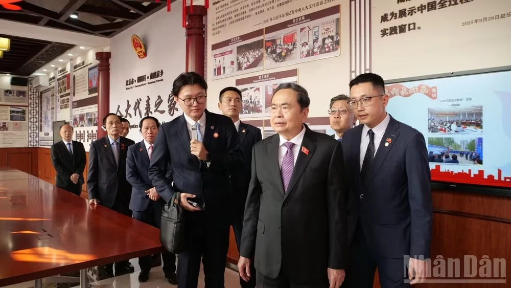 Chủ tịch Quốc hội Trần Thanh Mẫn nghe giới thiệu về mô hình lập pháp tiêu biểu ở Thủ đô Bắc Kinh, Trung Quốc. (Ảnh: HỮU HƯNG-VI SA)

