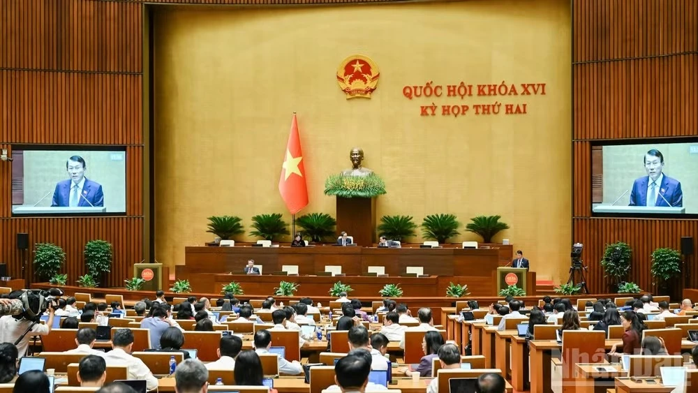 Đại tướng Lương Tam Quang, Bộ trưởng Công an trình bày Báo cáo tiếp thu, giải trình và chỉnh lý dự thảo Bộ luật Hình sự (sửa đổi) trong phiên họp chiều 17/10. (Ảnh: DUY LINH)
