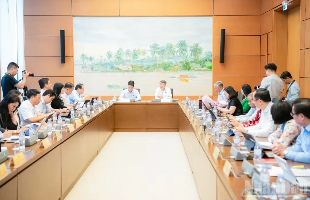 Quang cảnh phiên thảo luận ở Tổ 3 (Đoàn đại biểu Quốc hội thành phố Hải Phòng). (Ảnh: DUY LINH)