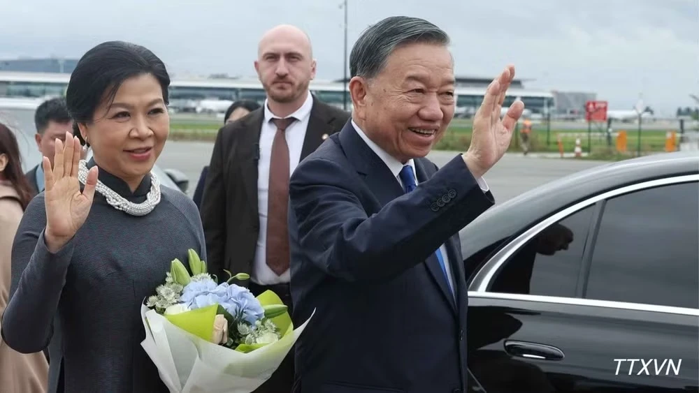 Tổng Bí thư, Chủ tịch nước Tô Lâm và Phu nhân Ngô Phương Ly đến Thủ đô Brussels, bắt đầu thăm chính thức EU và Bỉ. (Ảnh: Thống Nhất/TTXVN)
