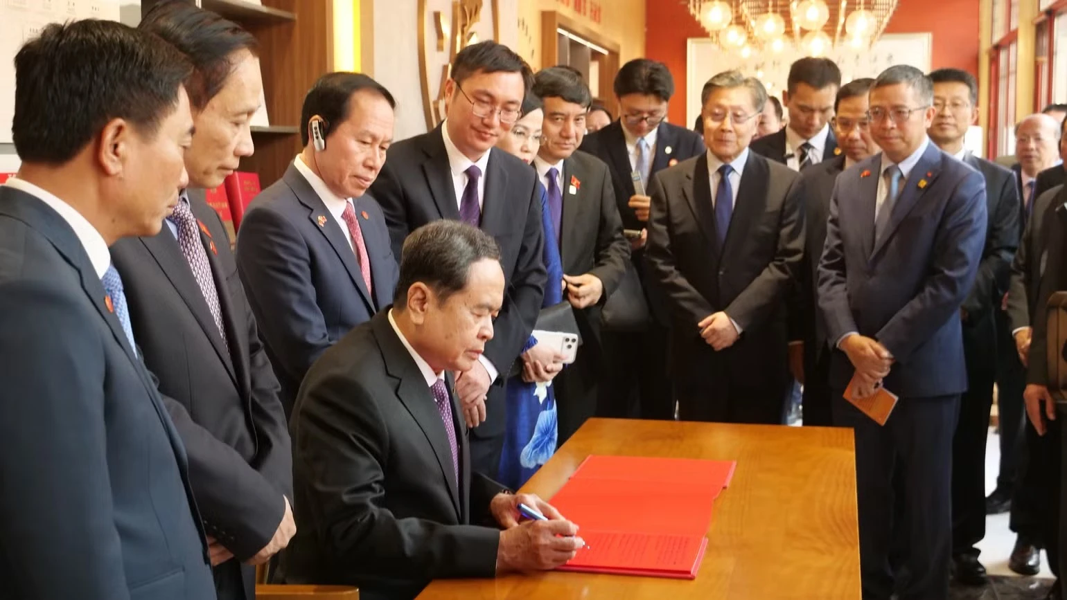 Đồng chí Chủ tịch Quốc hội Trần Thanh Mẫn viết lưu bút.

