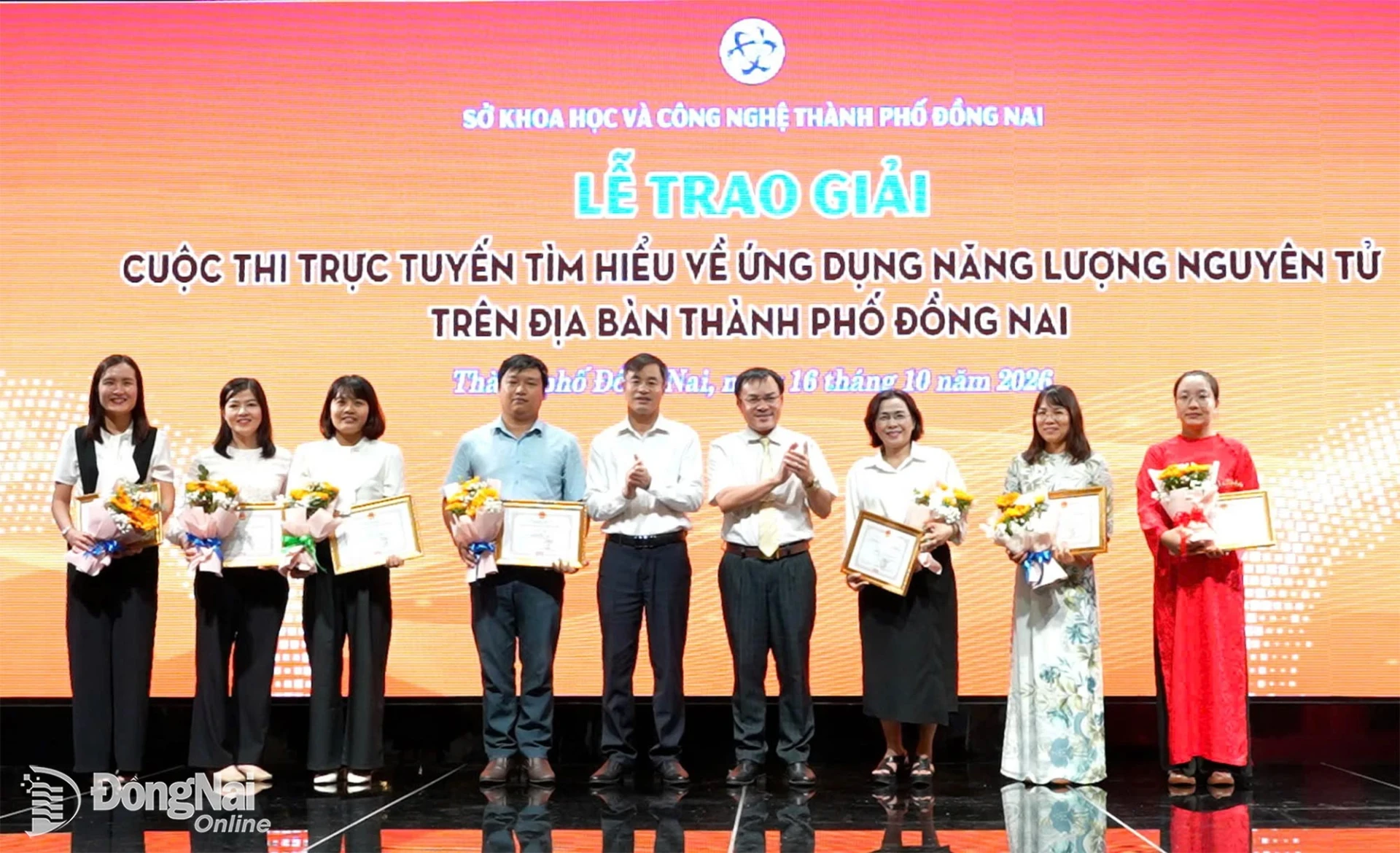 Ban tổ chức trao giải cho các thí sinh đoạt giải thuộc nhóm dự thi là cán bộ, công chức, viên chức và người lao động tại các cơ quan, đơn vị. Ảnh: Ngọc Thành