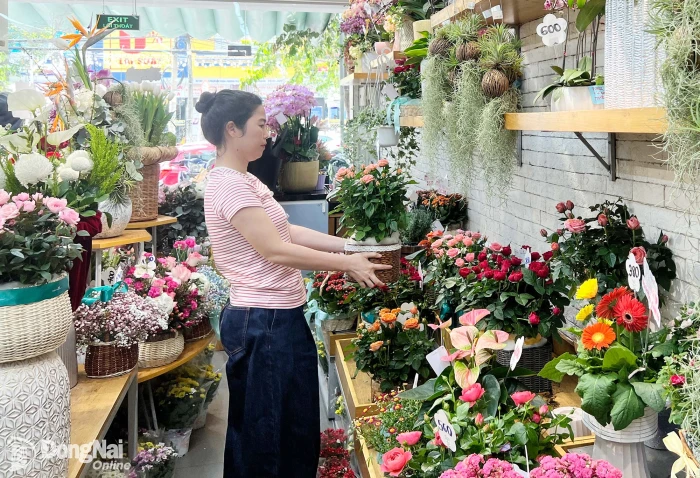 Nhộn nhịp thị trường hoa, quà tặng, chương trình ưu đãi dịp 20-10