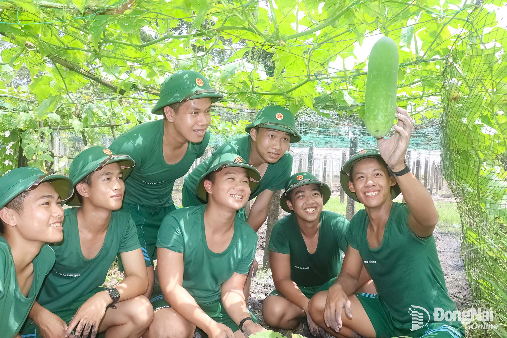 Niềm vui của các tân học viên sau giờ tăng gia sản xuất. Ảnh: Hải Yến